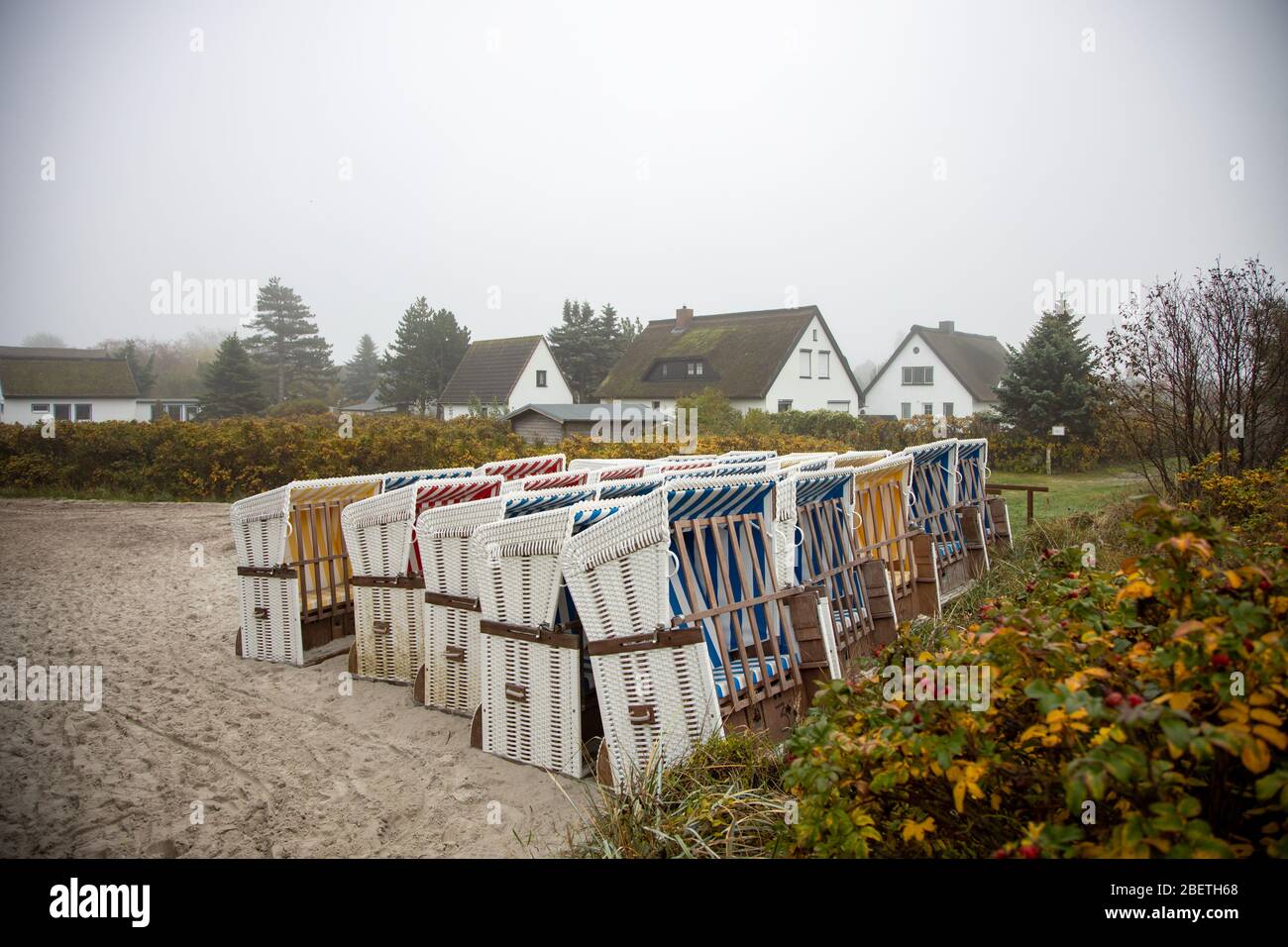Hiddensee, Deutschland, 10-16-2019, Hiddensee Insel im Vorpommerschen Lagunengebiet/ Liegestühle bleiben hinter der Düne Stockfoto