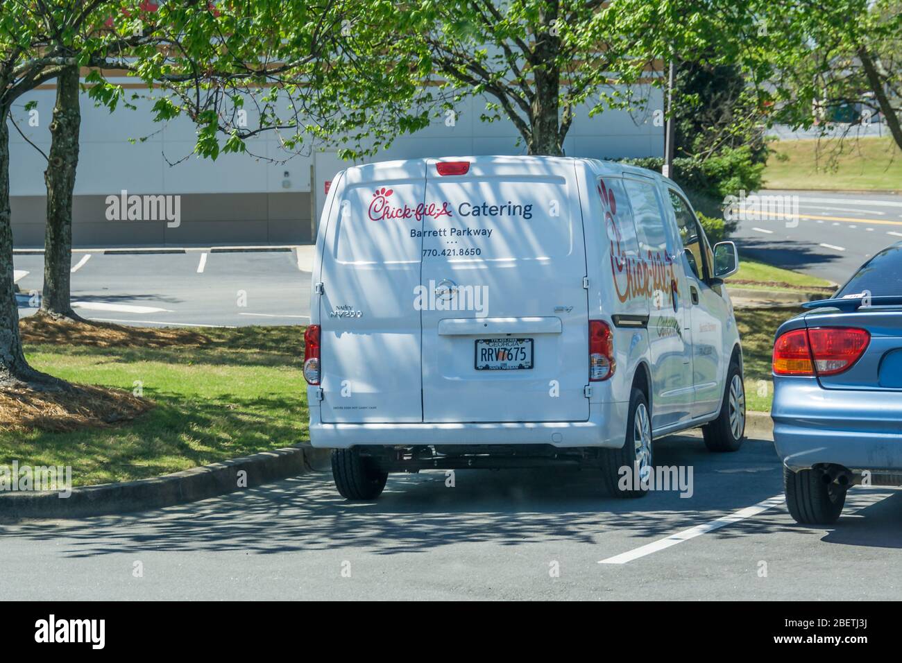 Kennesaw, GA / USA - 04/02/20: White Chick-fil-A-Caterting Van parkte in Kennesaw, GA auf Barrett Parkway. Stockfoto