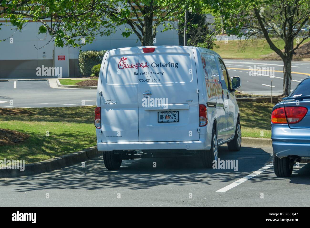 Kennesaw, GA / USA - 04/02/20: White Chick-fil-A-Caterting Van parkte in Kennesaw, GA auf Barrett Parkway. Stockfoto