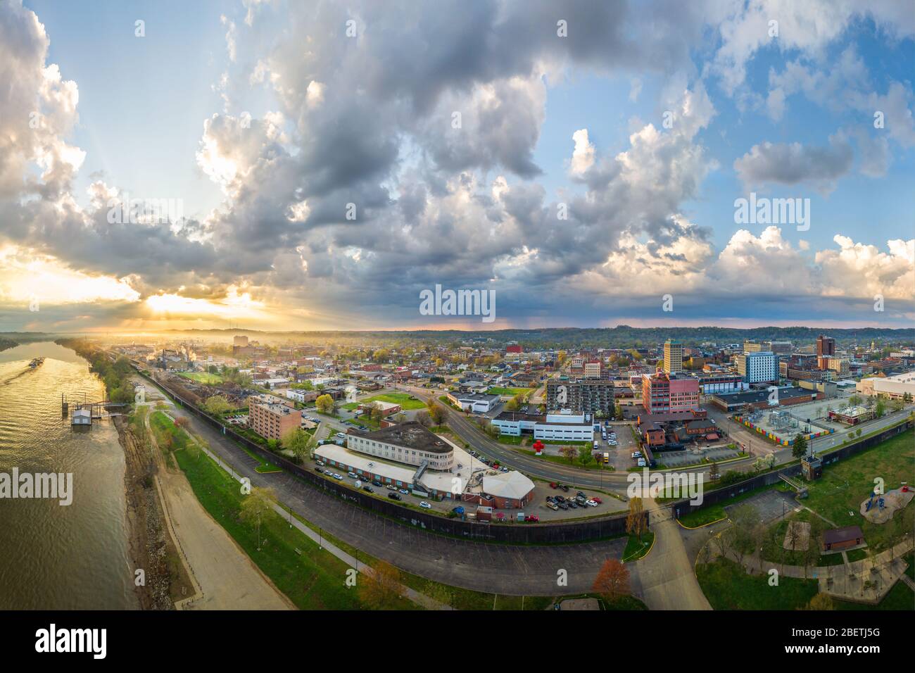 Sonnenaufgang und eine fast 180-Grad-Luftaufnahme über Huntington, West Virginia und Marshall University von der Ohio River Front. Stockfoto