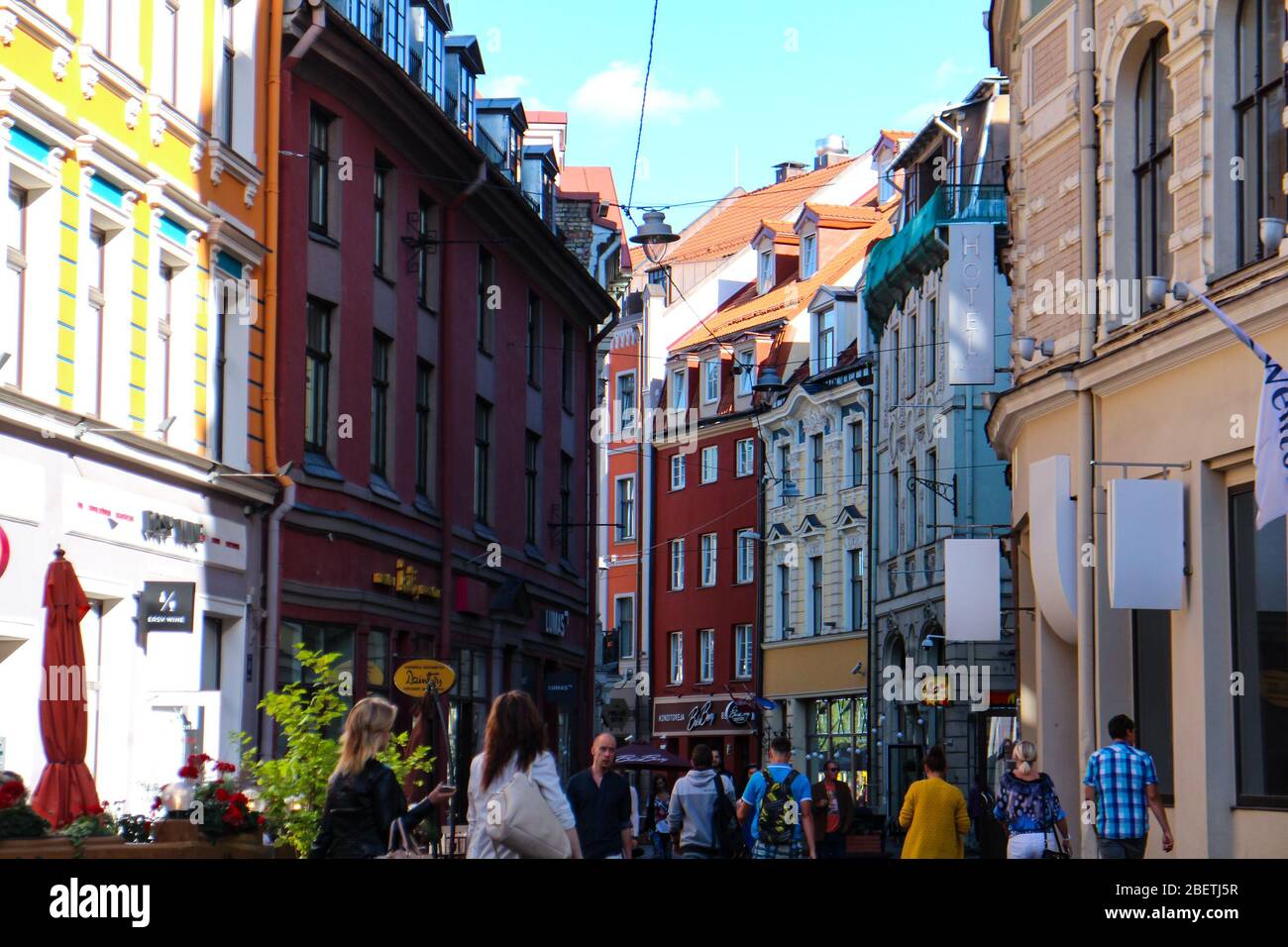 Straßenszene mit bunten alten Gebäuden in der Altstadt von Riga, der Hauptstadt Lettlands. Stockfoto