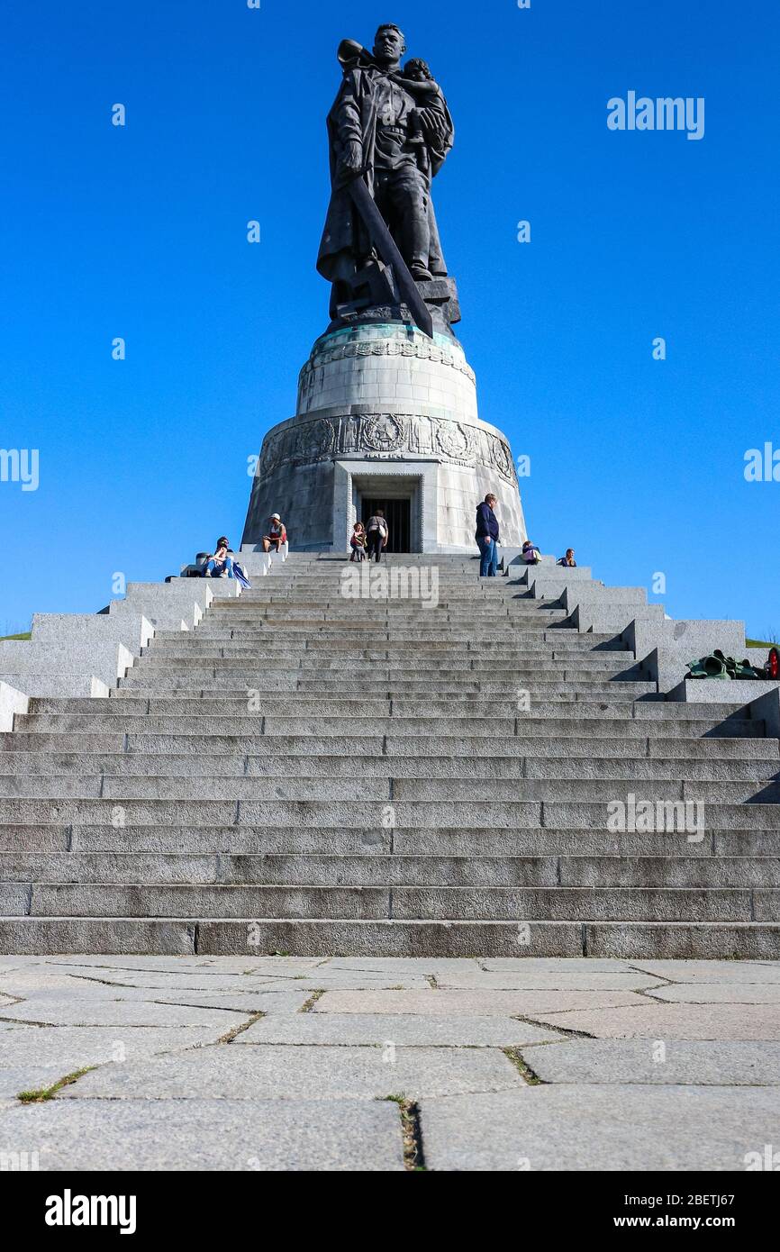 Kolossale Soldatenstatue des sowjetischen Kriegsdenkmals des Bildhauers Jewgeny Vuchetich im Treptower Park im Berliner Treptower Stadtteil. Stockfoto