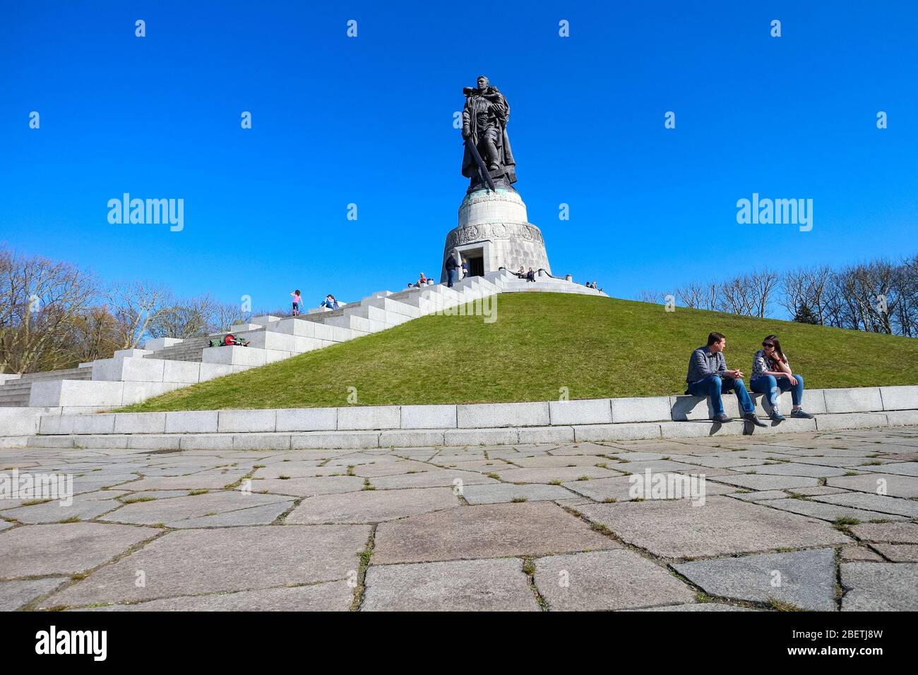 Besucher des sowjetischen Kriegsdenkmals des Bildhauers Jewgeny Vuchetich im Treptower Park in Treptow, Berlin während des Coronavirus-Stillstands in Deutschland. Stockfoto