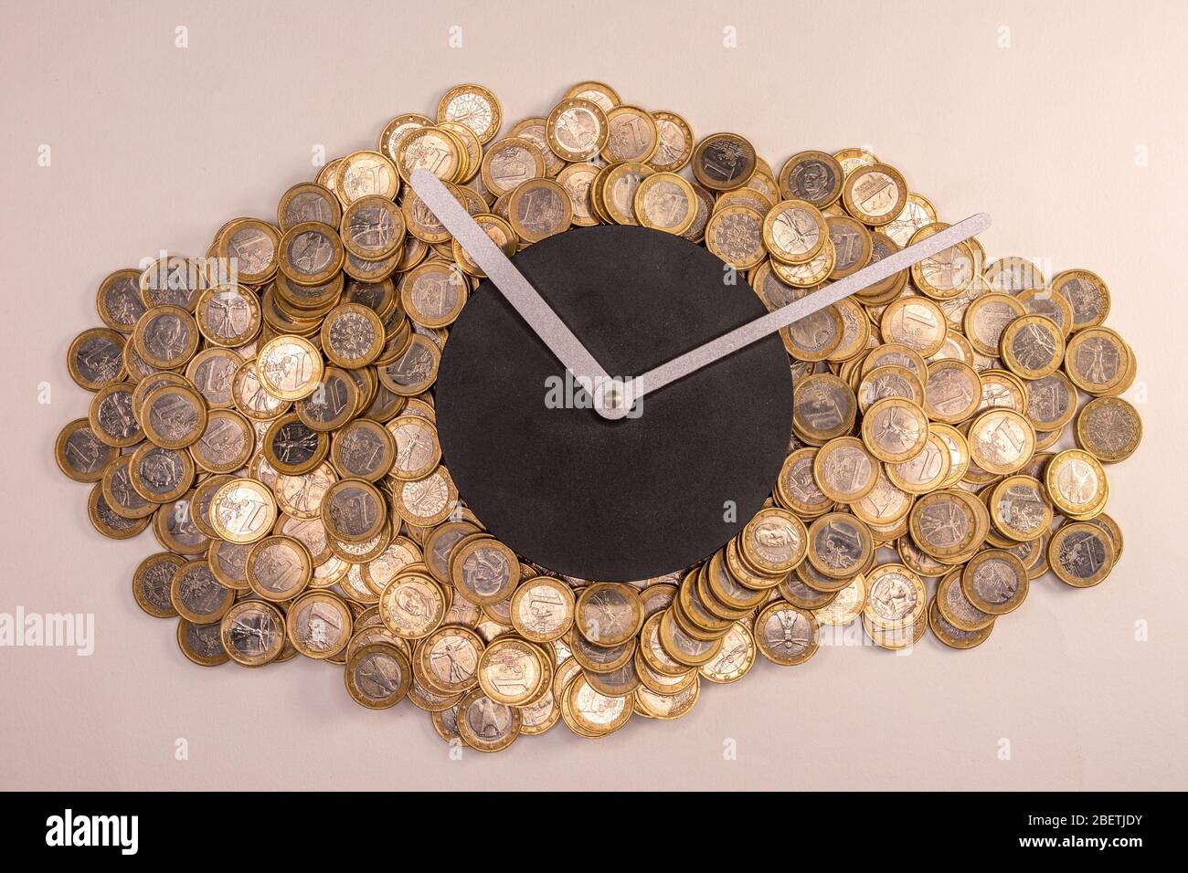 Hintergrund der Euro-Münze und Uhr. 'Zeit ist Geld' Stockfotografie - Alamy