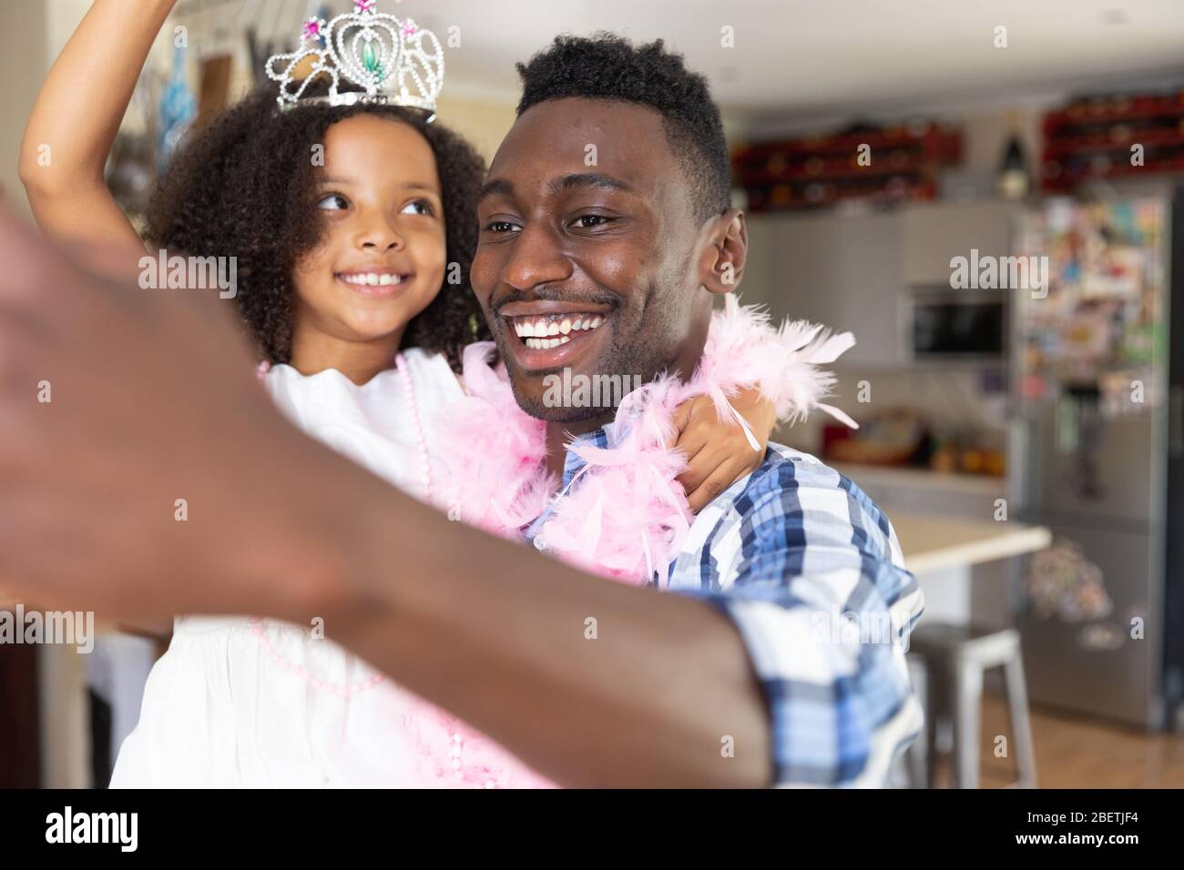 Vater und Tochter soziale Distanzierung zu Hause während Quarantänesperre Stockfoto