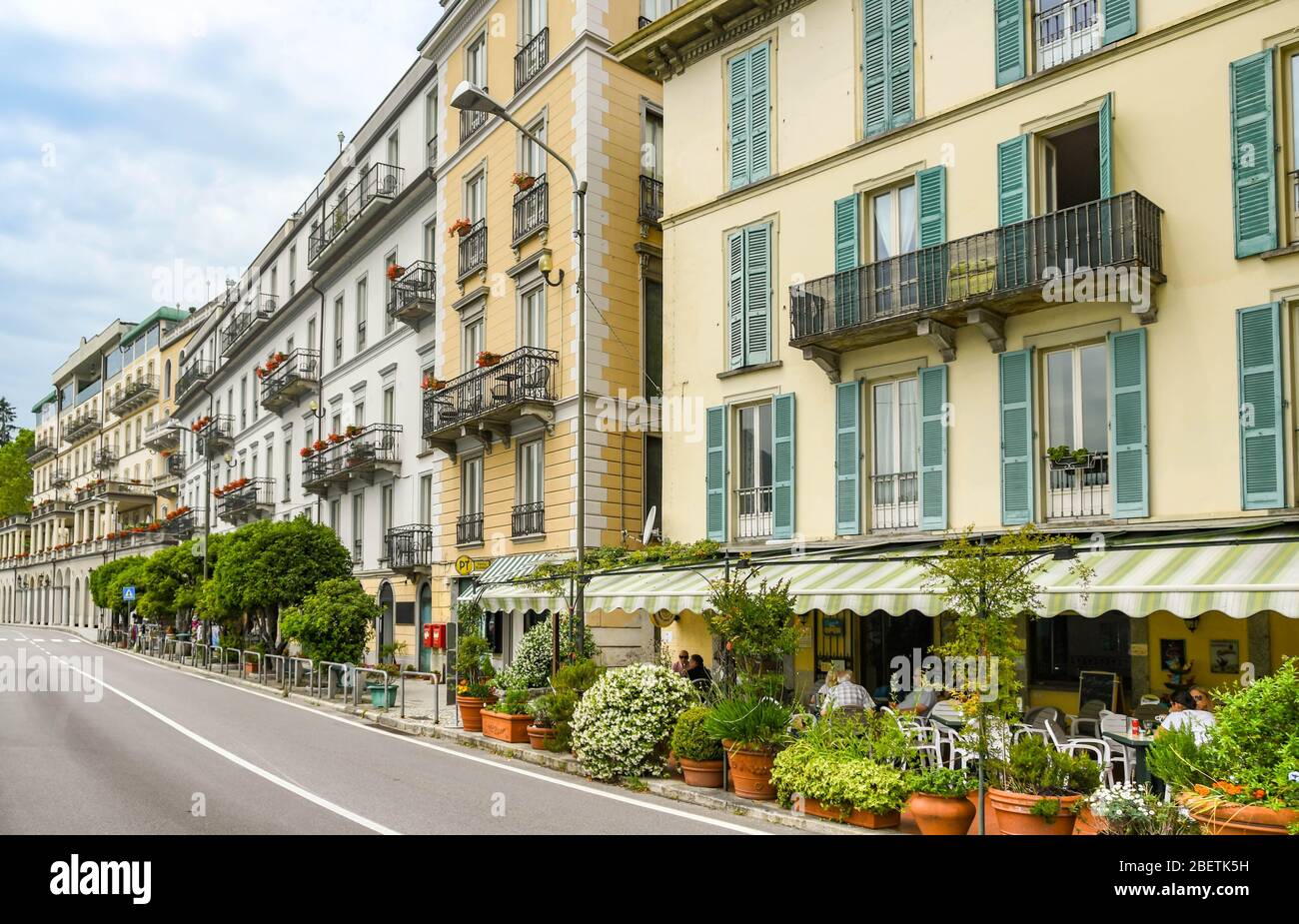 COMER SEE, ITALIEN - JUNI 2019: Gebäude an der Seenfront durch Cadenabbia am Comer See. Auf der rechten Seite befindet sich das Bar Iron Gate. Stockfoto