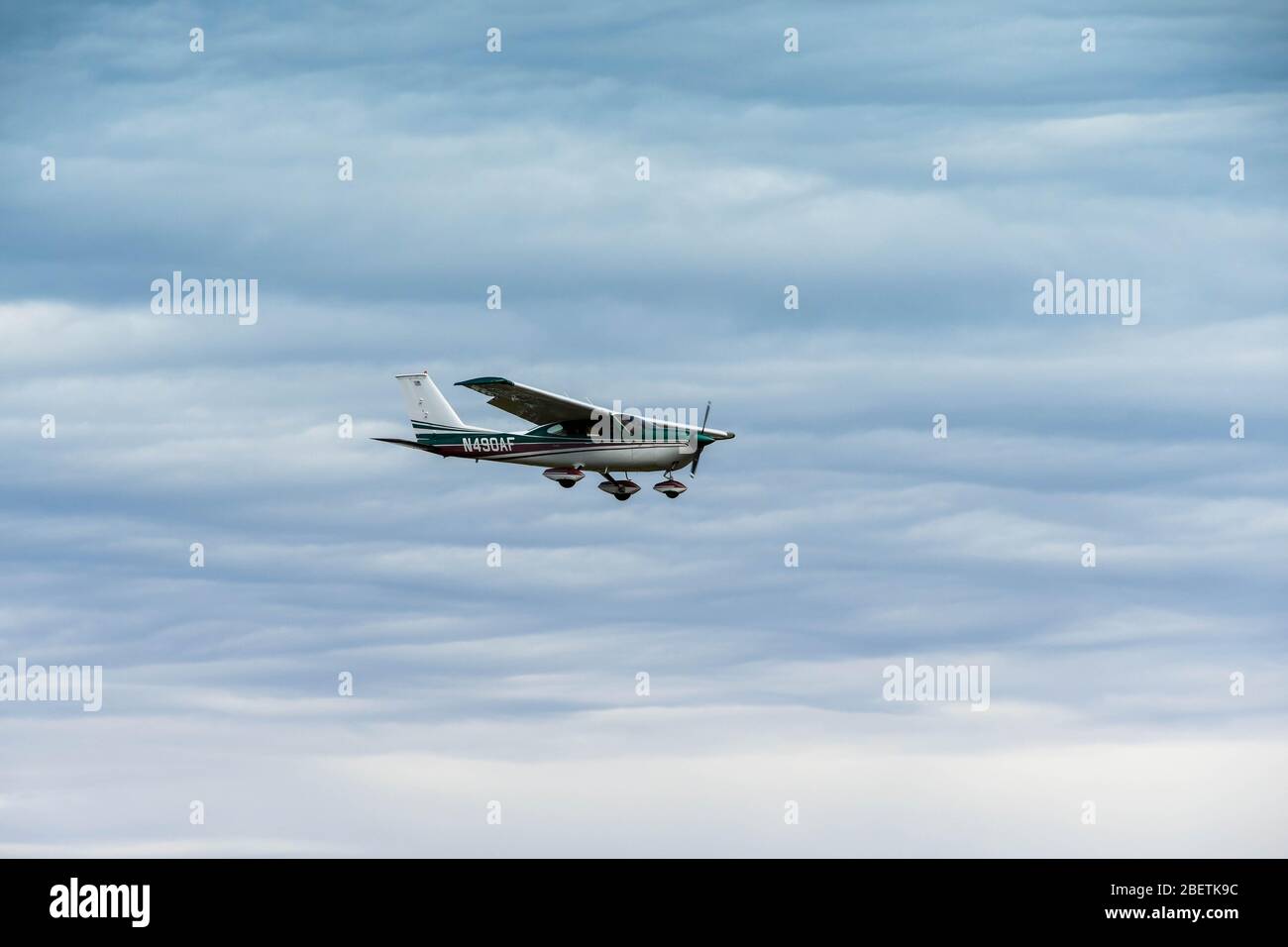 EVERETT, WAS, USA - JUNI 2018: Cessna 177 Cardinal Fixwing Light Aircraft kommt an Land bei Everett. Stockfoto