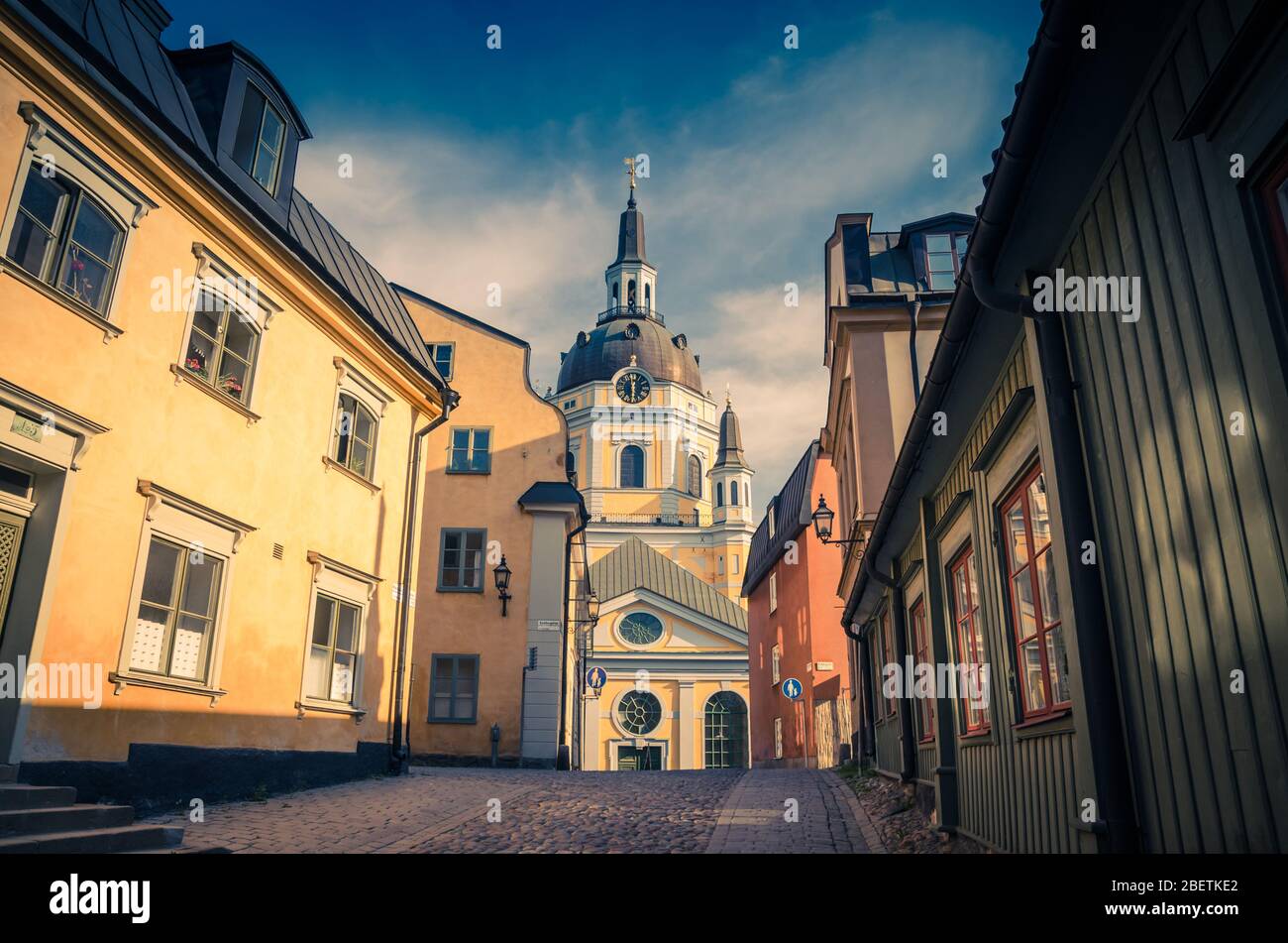 Katarina kyrka Kirche Catherine gelbes Gebäude mit Uhr auf Kuppel in Katarina-Sofia Bezirk auf Sodermalm Soder Insel und Straße mit traditionellen ty Stockfoto