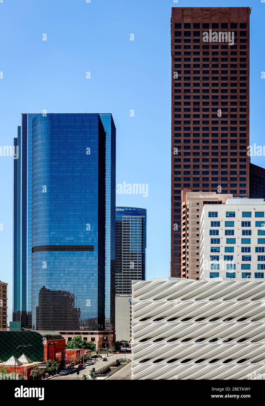 Los Angeles, CA / USA - 26. Juli 2015: Die Skyline der South Grand Ave mit vielen Türmen auf beiden Seiten. Stockfoto