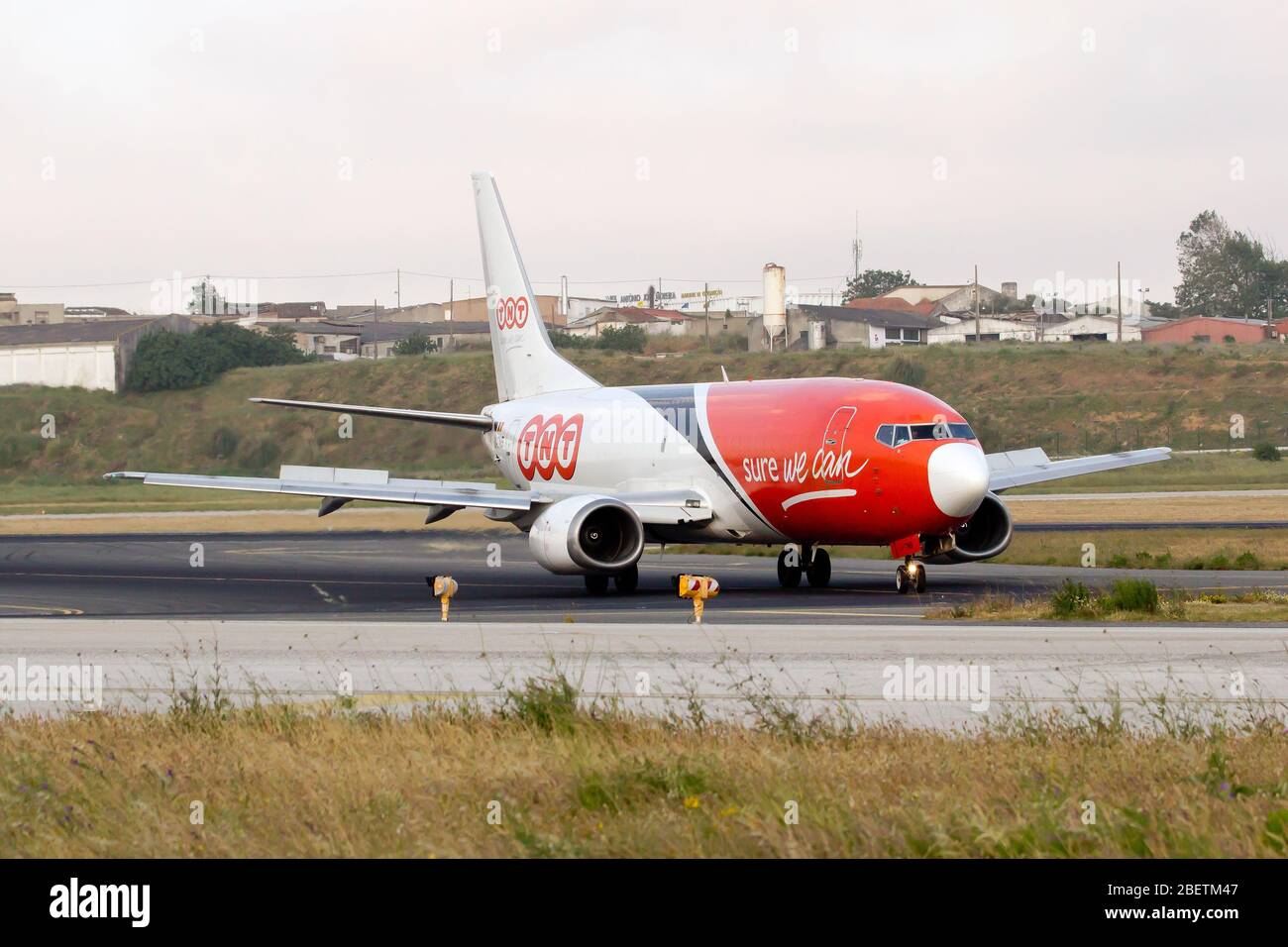 Eine Boeing 737-300SF von TNT Airways landete gerade am Flughafen Lissabon-Delgado. Stockfoto