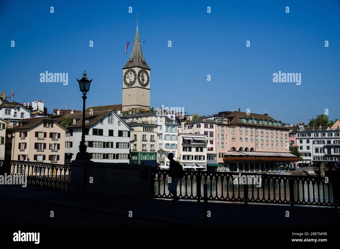 Blick auf die evangelistische Kirche St. Peter von der Münsterbrücke über die Limmat im historischen Stadtzentrum von Zürich, Kanton Zürich, Schweiz Stockfoto