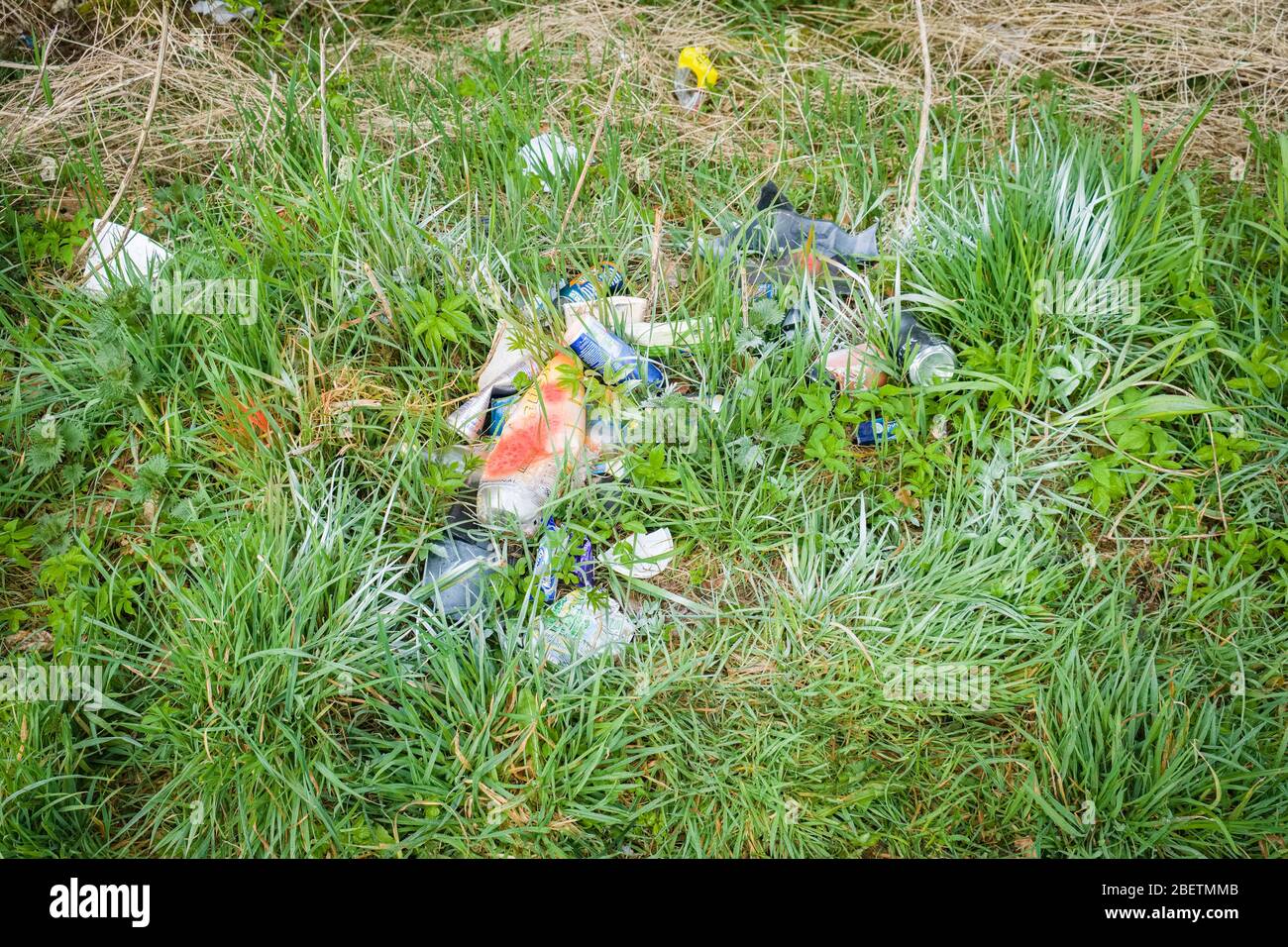 Irvine, Schottland, Großbritannien - 15. April 2020: Pannenabwurf und Verschmutzung EINE Auswahl von Gegenständen, die aus Fahrzeugen auf einer der schönsten Straßen Schottlands geschleudert wurden Stockfoto
