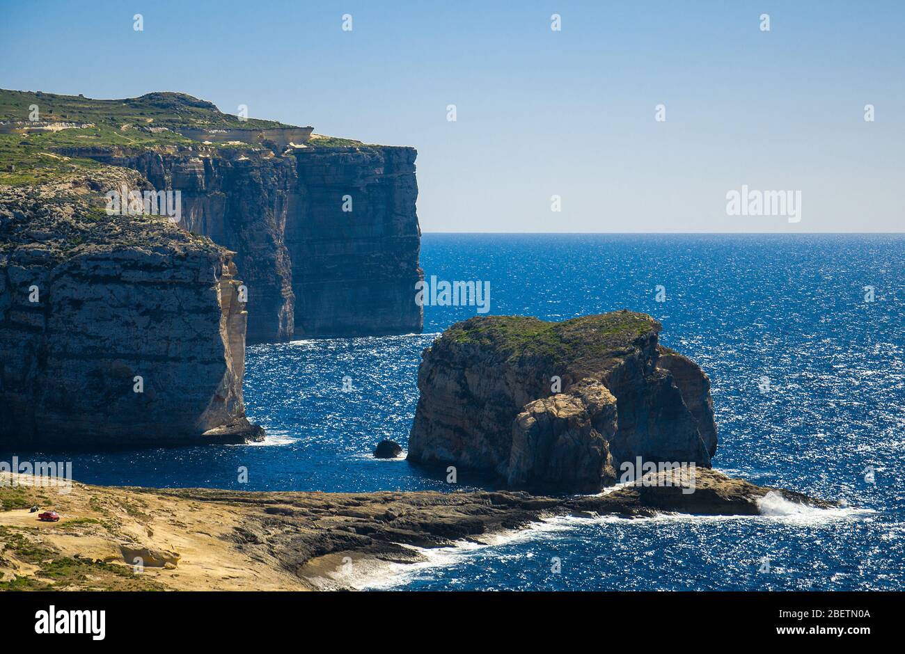 Erstaunliche Pilz und Gebla Felsen Klippen mit Rocky Küste in der Dwejra Bay Strand in der Nähe eingestürzten Azure Fenster, Gozo Insel, Malta Stockfoto