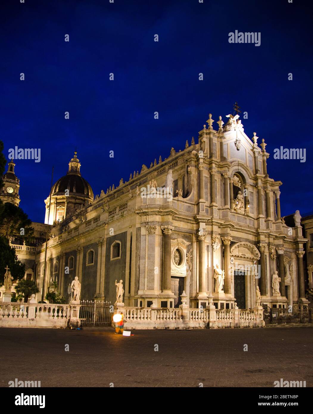 Nacht Abend Blick auf Piazza del Duomo Platz mit beleuchteten Kathedrale von Santa Agatha in Catania Stadt, Sizilien, Italien Stockfoto