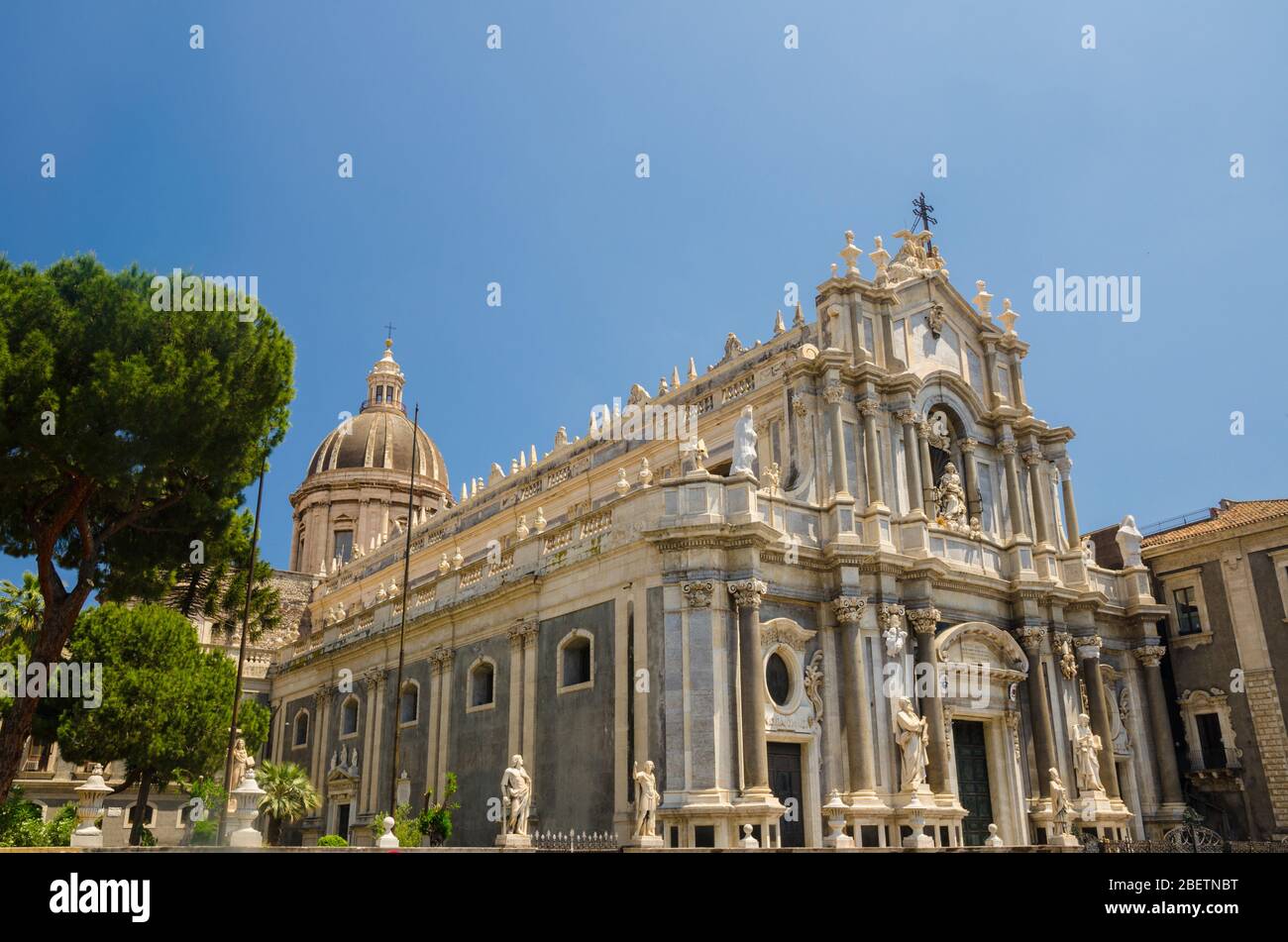 Kathedrale von Santa Agatha mit grünen Bäumen in der Nähe auf der Piazza del Duomo Platz in schönen Sommertag in Catania Stadt, Sizilien, Italien Stockfoto