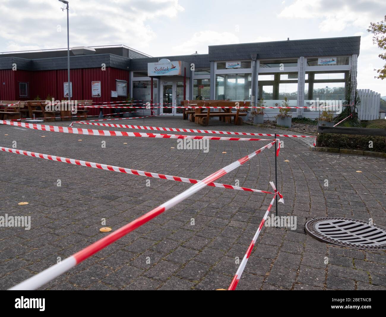Tische und Bänke in den Außengastronomiebereichen sind während der Corona-Pandemie in Heimbach, Eifel, Deutschland, geschlossen Stockfoto