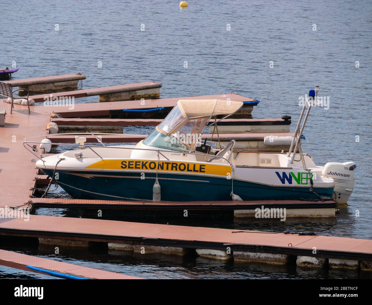 Die Anlegestellen eines Mietbootes auf dem Rursee sind aufgrund der Koronakrise, Schwammauel, Eifel, Deutschland, verlassen. Stockfoto