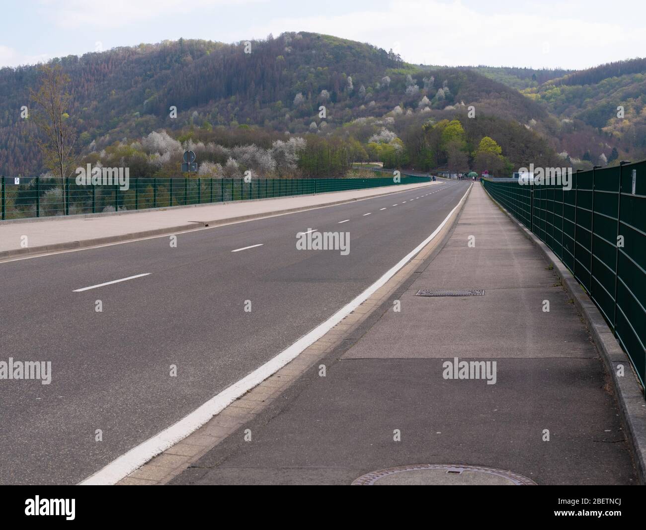 Leere Straße über den Rurdamm Schwammauel, Heimbach, Eifel, Deutschland. Stockfoto