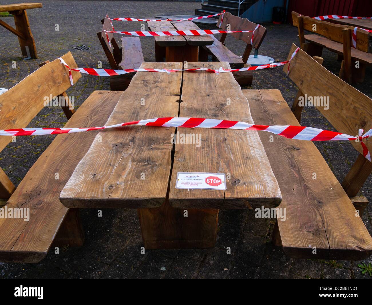 Tische und Bänke in den Außengastronomiebereichen sind während der Corona-Pandemie in Heimbach, Eifel, Deutschland, geschlossen Stockfoto