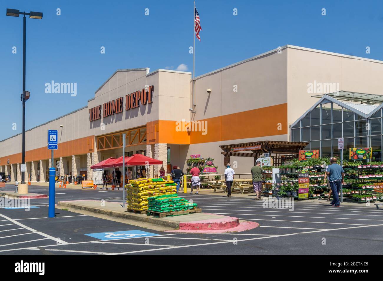 Kennesaw, GA / USA - 04/05/20: Home Depot Linie vor dem Geschäft mit maskierten Menschen üben soziale Distanz 6 Fuß auseinander während Covid-19 Corona V Stockfoto