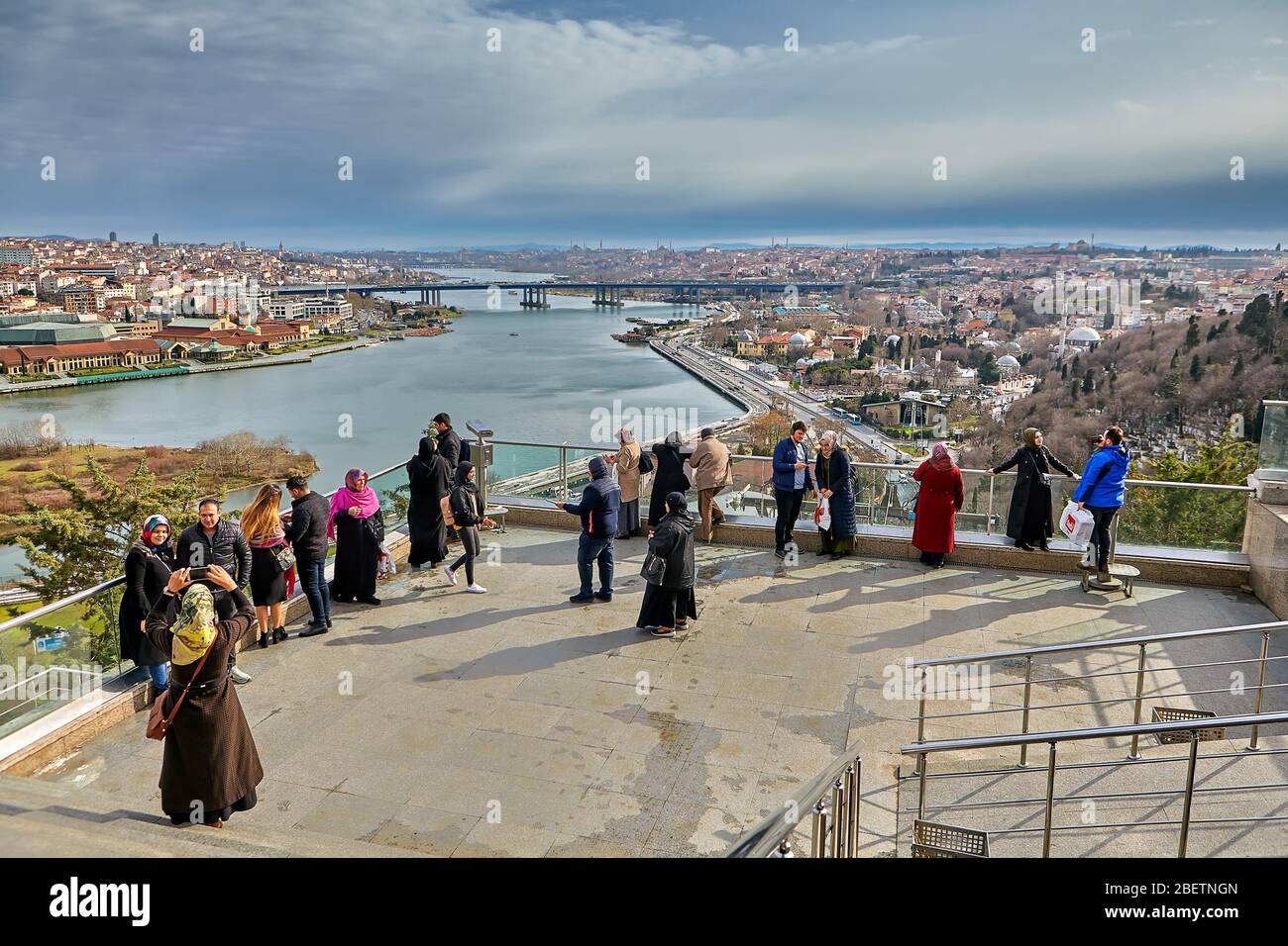 Istanbul, Türkei - 12. Februar 2020: Istanbul, Türkei - 12. Februar 2020: Touristen auf der Aussichtsplattform des Pierre Loti-Hügels schauen auf den Golde Stockfoto