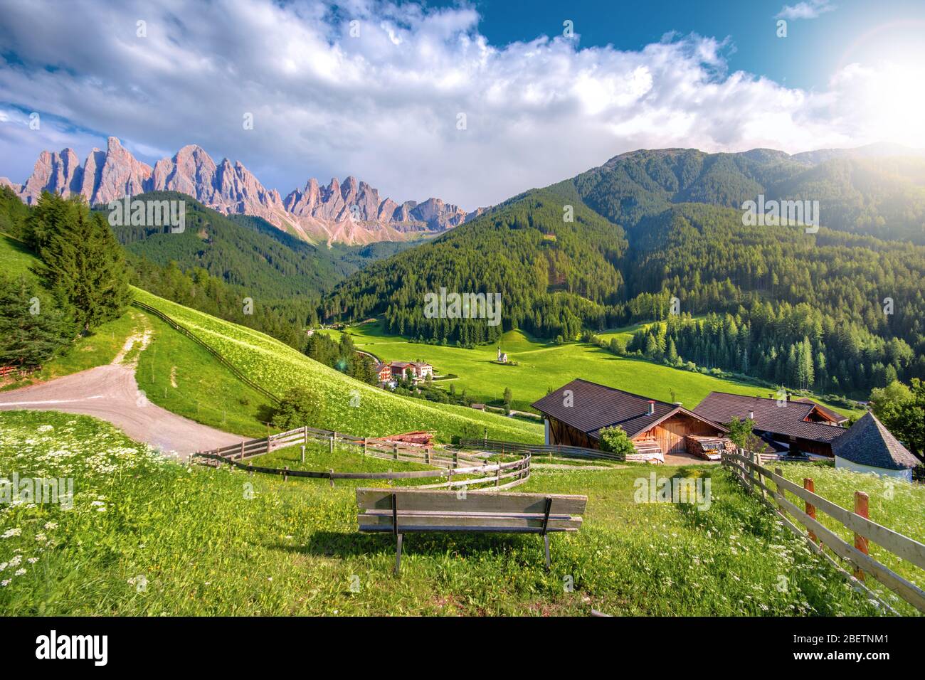 Traditionelle alpine St. Johann-Kirche im Tal Val di Funes, Santa Maddalena touristisches Dorf, Dolomiten, Italien, Europa Stockfoto