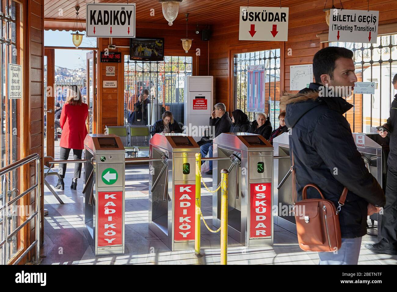 Istanbul, Türkei - 13. Februar 2020: Ticketschalter mit Drehkreuz für den Zugang zum Passagierplatz mit istanbulkart. Stockfoto