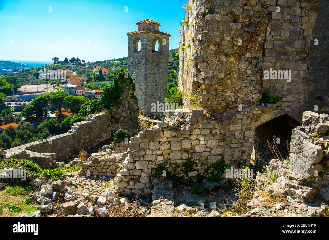 Alte Uhr Turm Kapelle und Ruinen der Festung Stari Bar in der Nähe von Bar Stadt, Montenegro Stockfoto