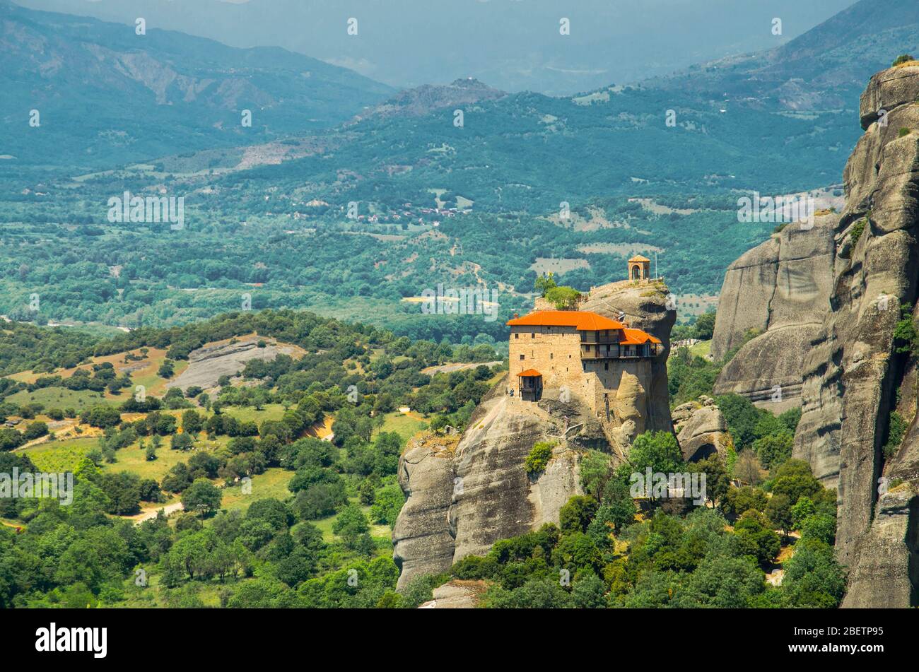 Meteora-Klöster (Heiliger Kloster des Heiligen Nikolaus Anapausas) auf der Spitze des Felsens in der Nähe von Kalabaka, Griechenland Stockfoto