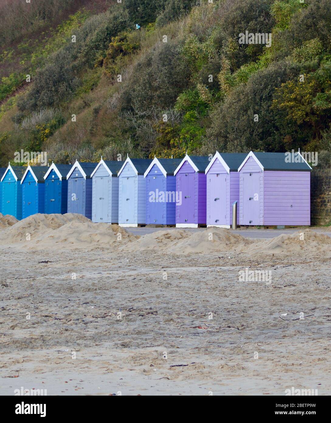 1. Februar 2020 - Bournemouth, England: Reihe von farbigen Strandhütten Stockfoto