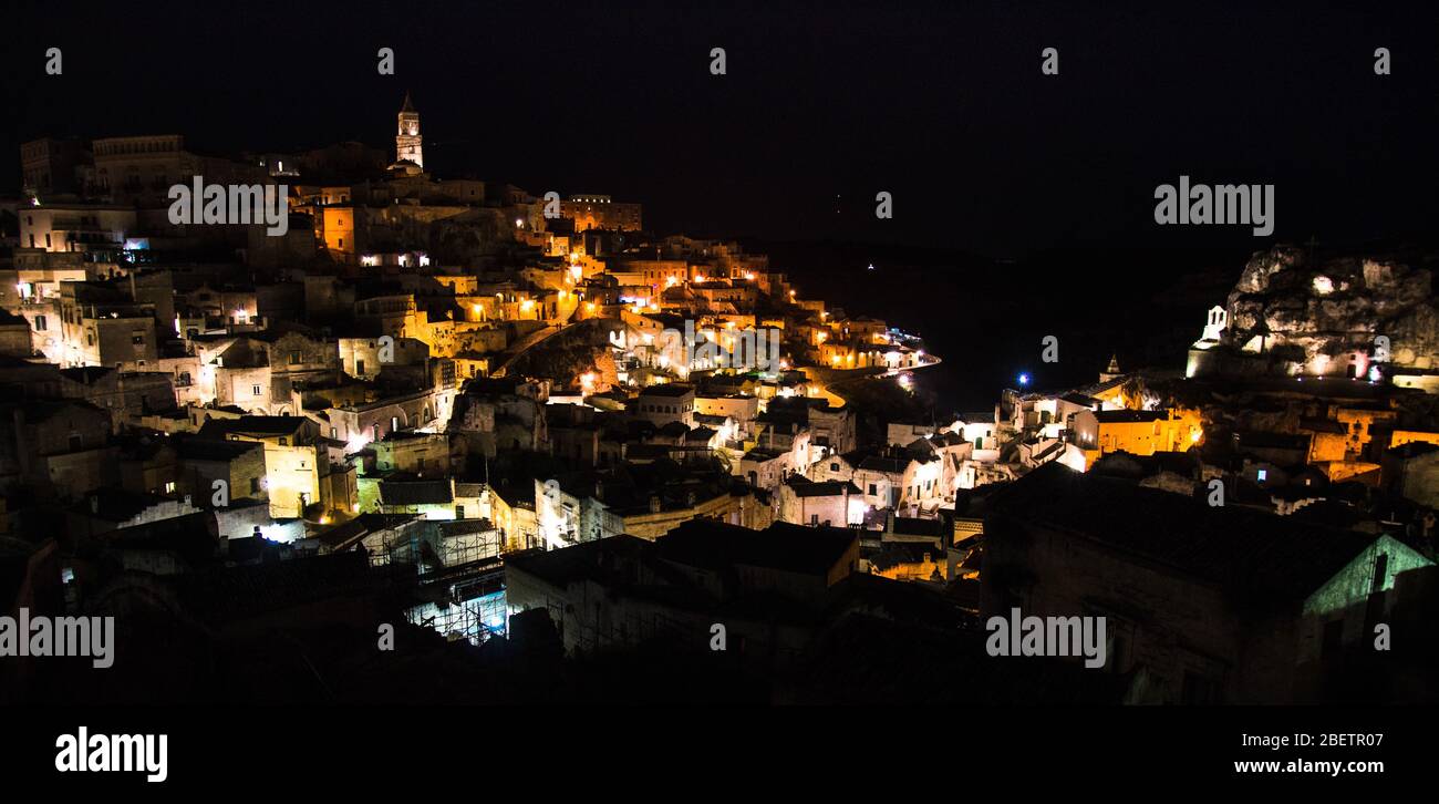 Matera Nacht Panoramablick auf das historische Zentrum Sasso Caveoso alte alte Stadt Sassi di Matera mit Felshöhlen Häuser, Europäische Kulturhauptstadt, UNESC Stockfoto