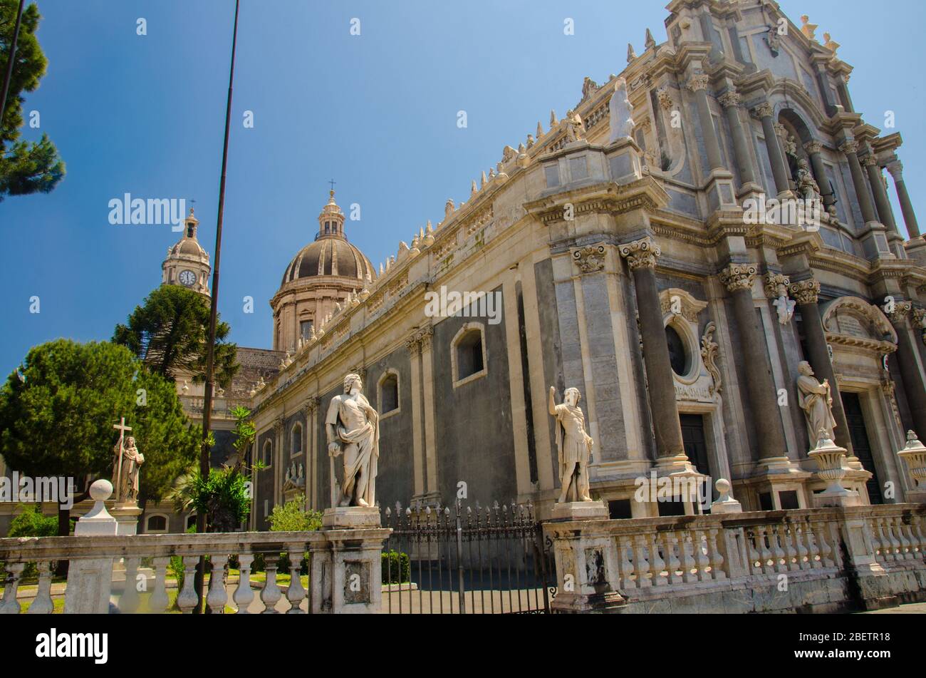Kathedrale von Santa Agatha mit grünen Bäumen in der Nähe auf der Piazza del Duomo Platz in schönen Sommertag in Catania Stadt, Sizilien, Italien Stockfoto
