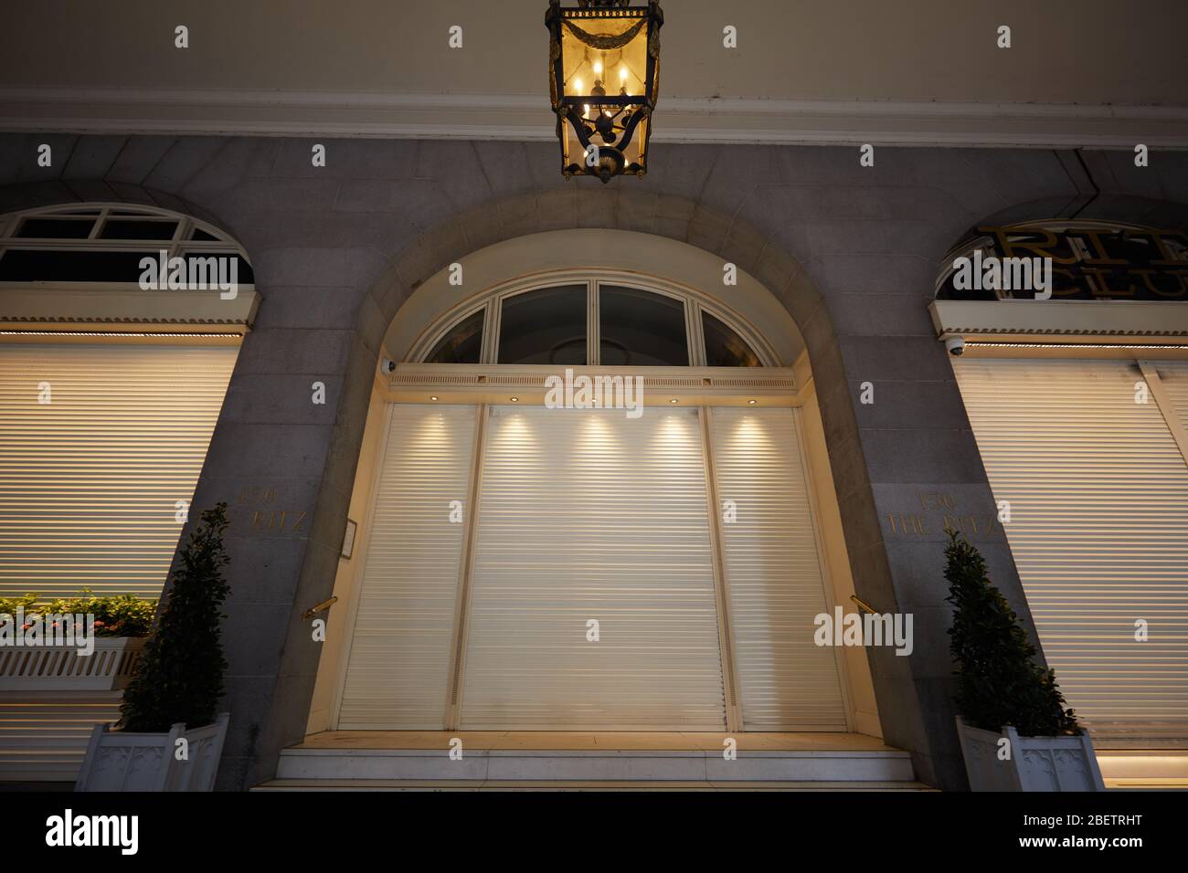 London, Großbritannien - 13 Apr 2020: Der Eingang des Ritz Hotels am Piccadilly, das zum ersten Mal seit seiner Eröffnung 1906 wegen der Coronavirus-Pandemie geschlossen wurde. Stockfoto