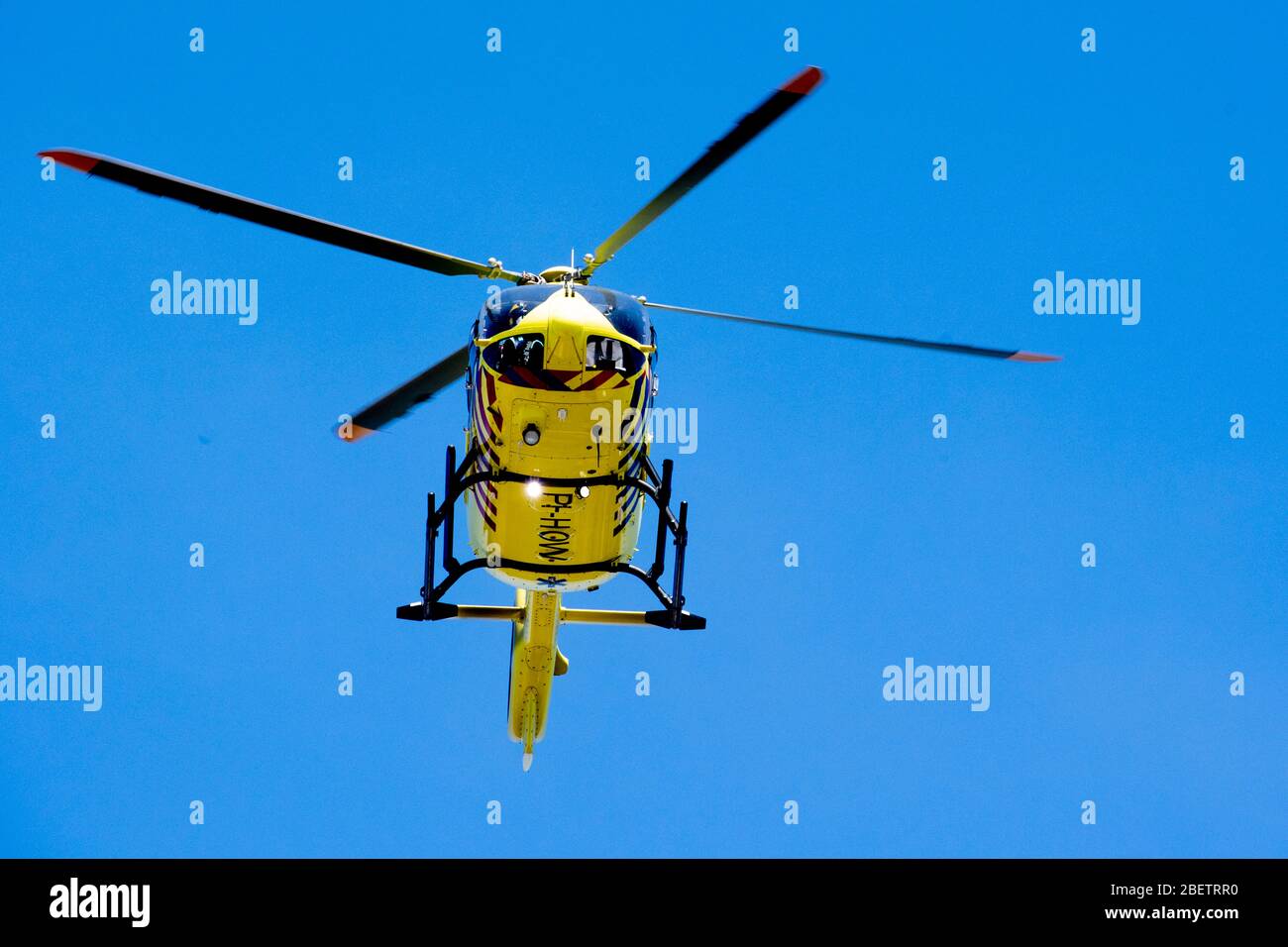Der Trauma-Hubschrauber, der Lifeliner 5, transportiert einen IC Covid-19-Patienten vom Bernhoven-Krankenhaus in die umc Groningen. Corona-Patienten sind in den Niederlanden verbreitet und der Trauma-Hubschrauber dient speziell den Opfern des Corona-Virus. Stockfoto