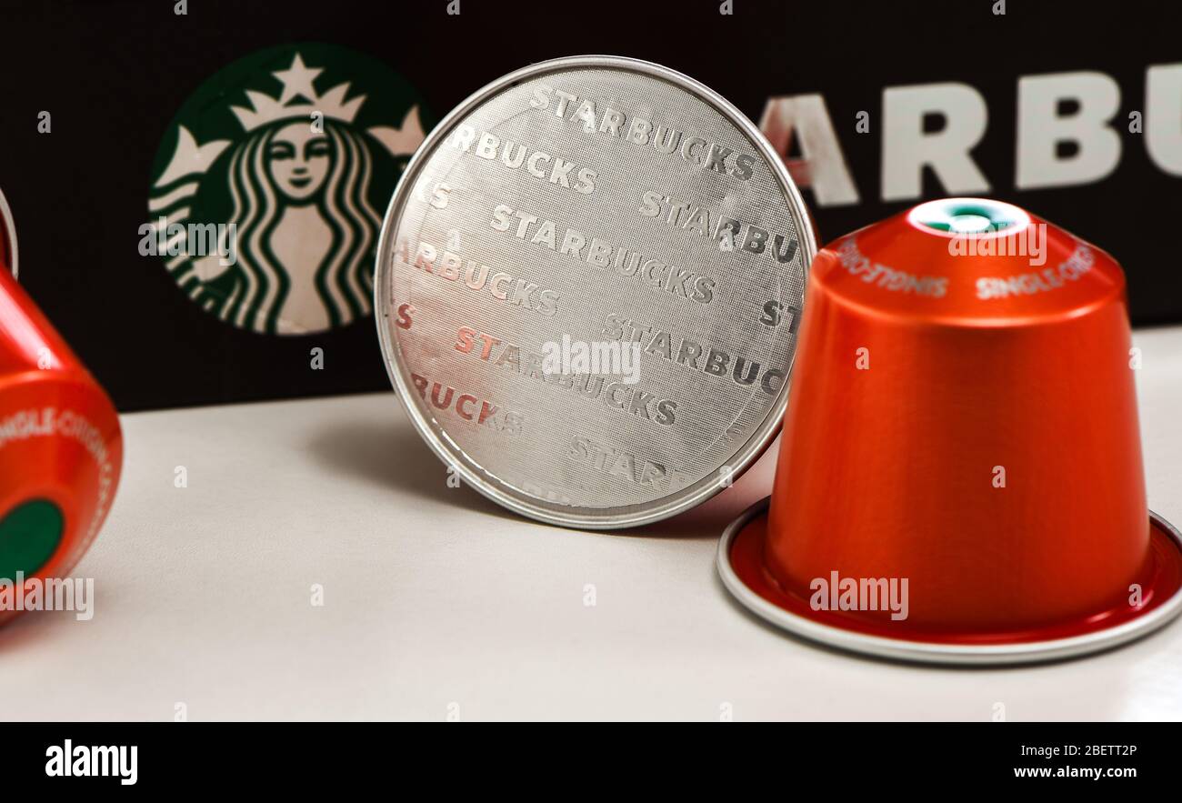 Starbucks Nespresso Box und Kapseln auf weißem Hintergrund. Nahaufnahme, um Starbucks Buchstaben auf Folie zu zeigen. Stockfoto