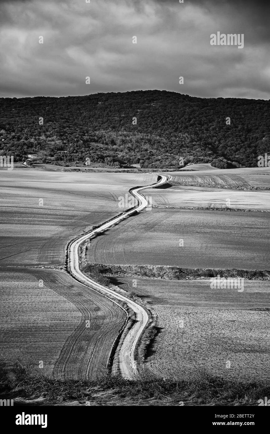 Straße in der Landschaft mit Bergen und blauem Himmel, Landschaft und Natur Stockfoto