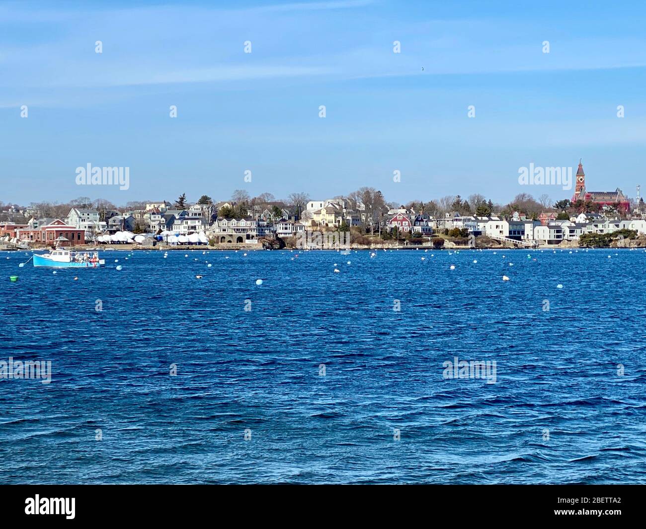 Kleines Dorf von Häusern und Stadt fügen Sie zur Aussicht. Stockfoto