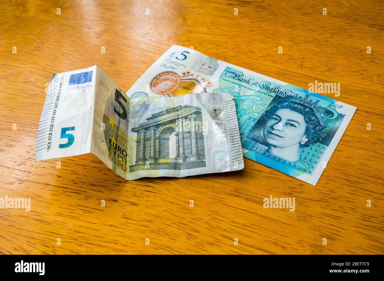 Neue fünf-Pfund-Note, fünf-Euro-Note oben Stockfoto