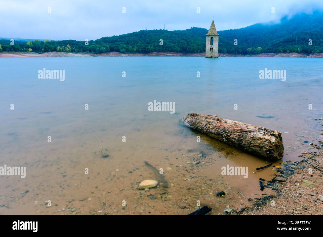 Alte Ruine eines Kirchturms, der teilweise mit Wasser bedeckt ist (Sau Reservoir, Katalonien, Spanien) Stockfoto