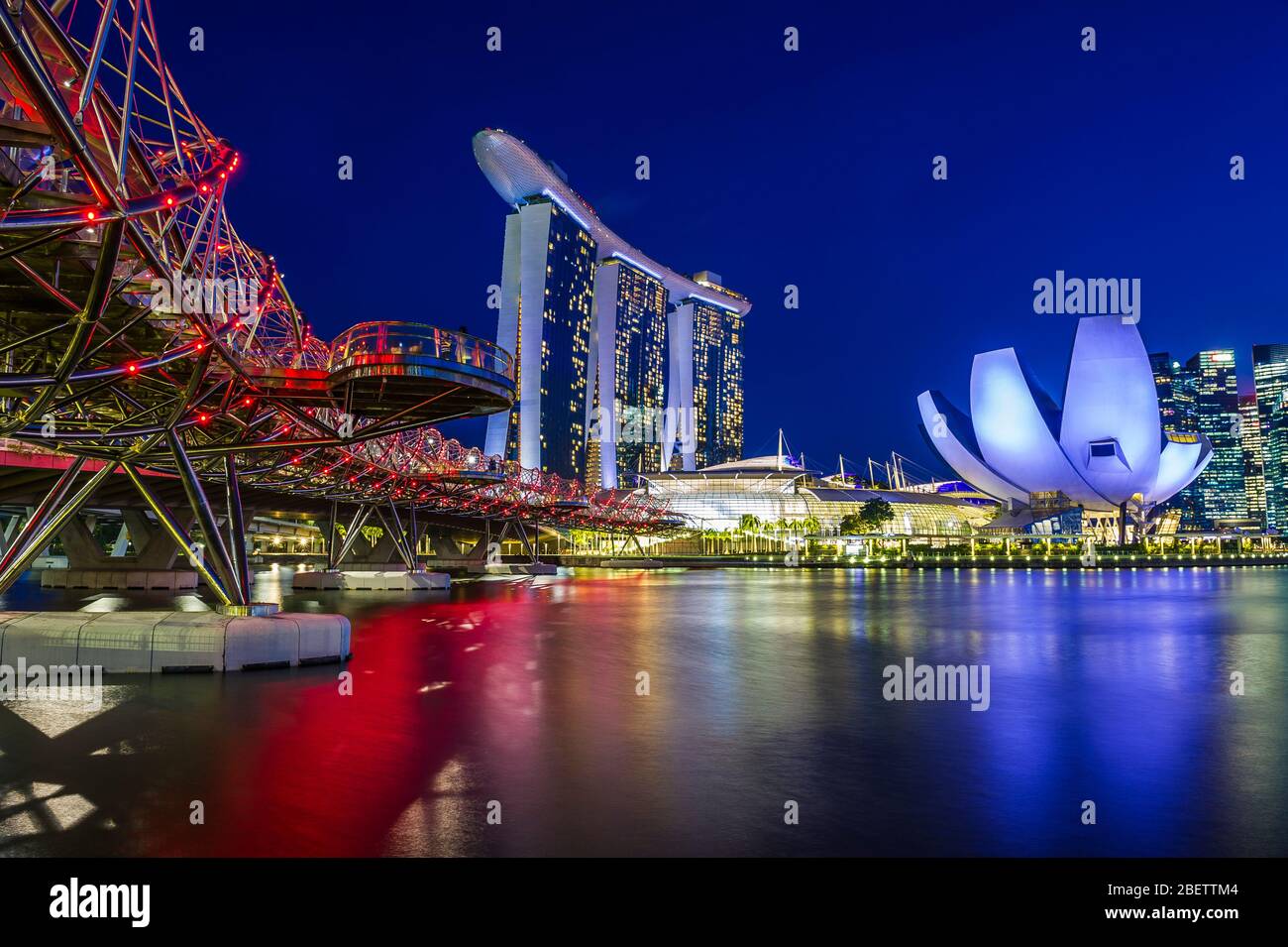 Das Marina Bay Sands Hotel und Art Science Museum bei Marina Bay, Singapur Stockfoto