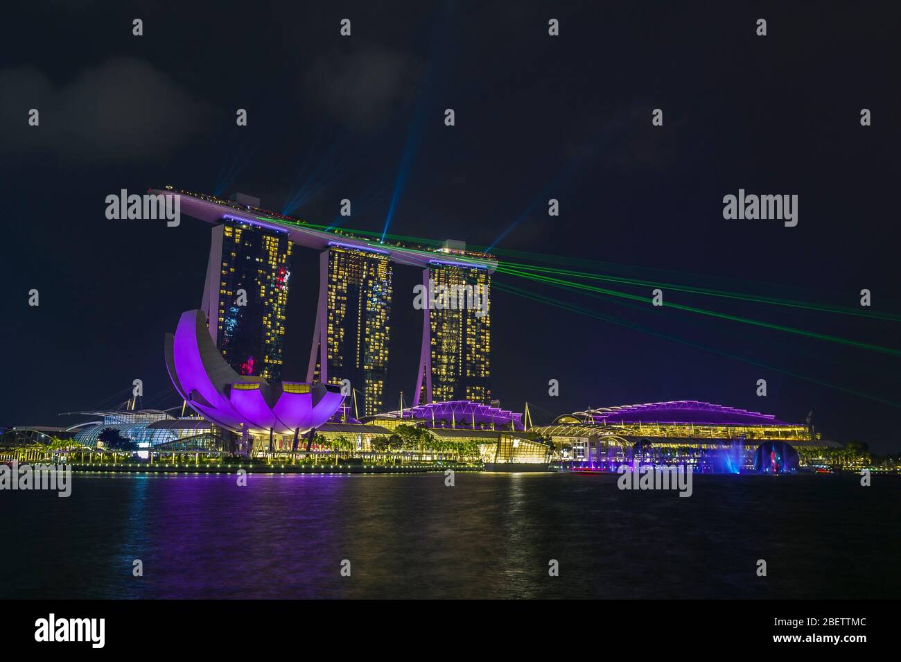 Das Marina Bay Sands Hotel und Art Science Museum bei Marina Bay, Singapur Stockfoto