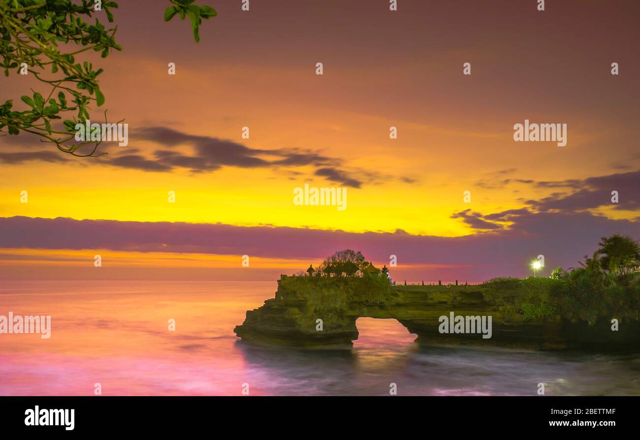 Sonnenuntergang in Tanah Lot, Bali, Indonesien. Stockfoto