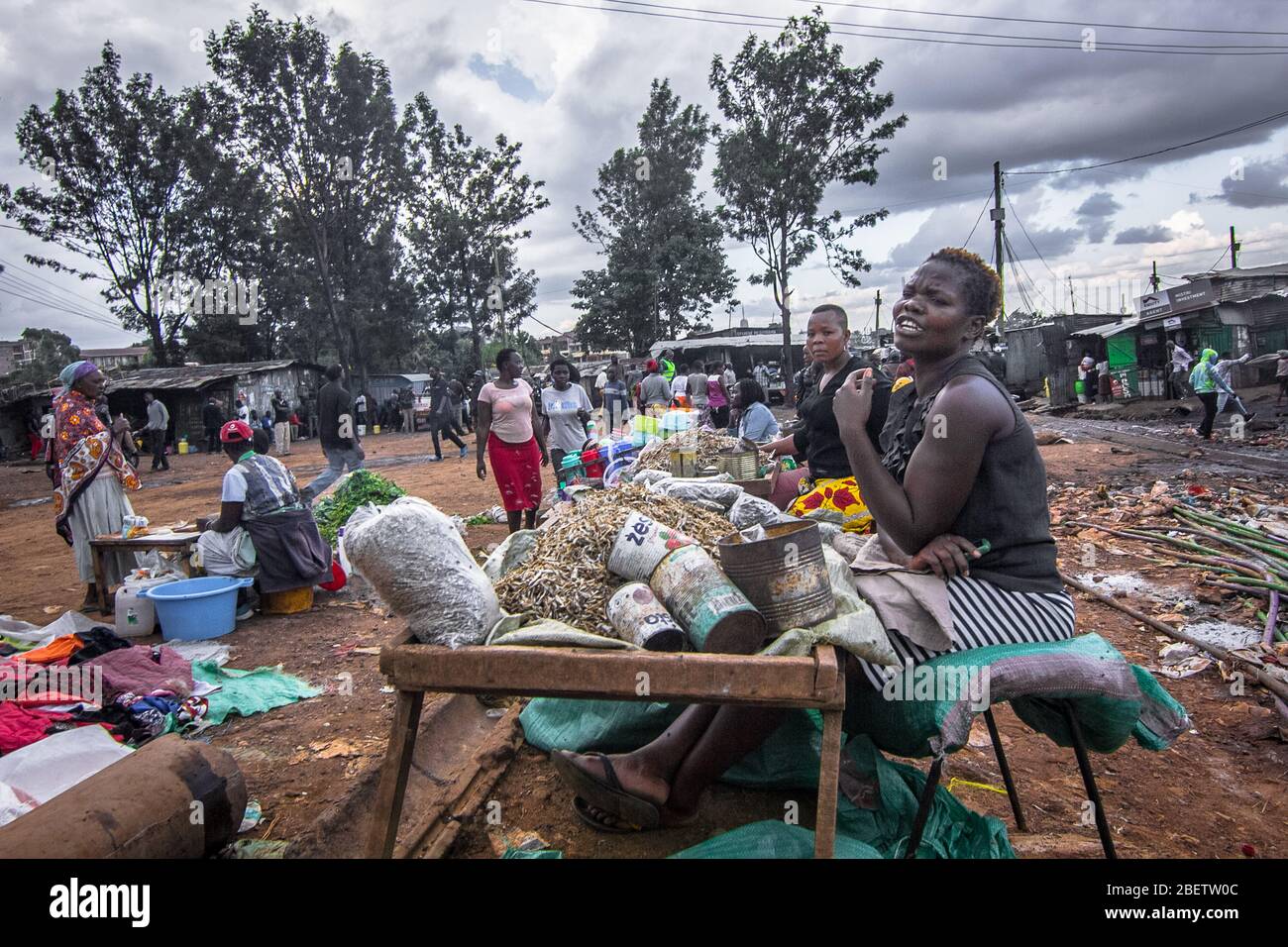 Frauen werden gesehen, wie sie ihre Geschäfte wie gewohnt vor den Sperrstunde Stunden in Kibera Slums machen.Trotz der Ausgangssperre verursacht durch Corona Virus Pandemie, die meisten Bewohner um Kibera Slums weiterhin mit ihrem Geschäft wie üblich. Die meisten Einwohner würden ihr Geschäft ohne Gesichtsmasken und Handdesinfektionsmittel fortsetzen, eine Situation, die zur einfachen und schnellen Ausbreitung des Corona Virus von einer Person zur anderen führen könnte. Stockfoto