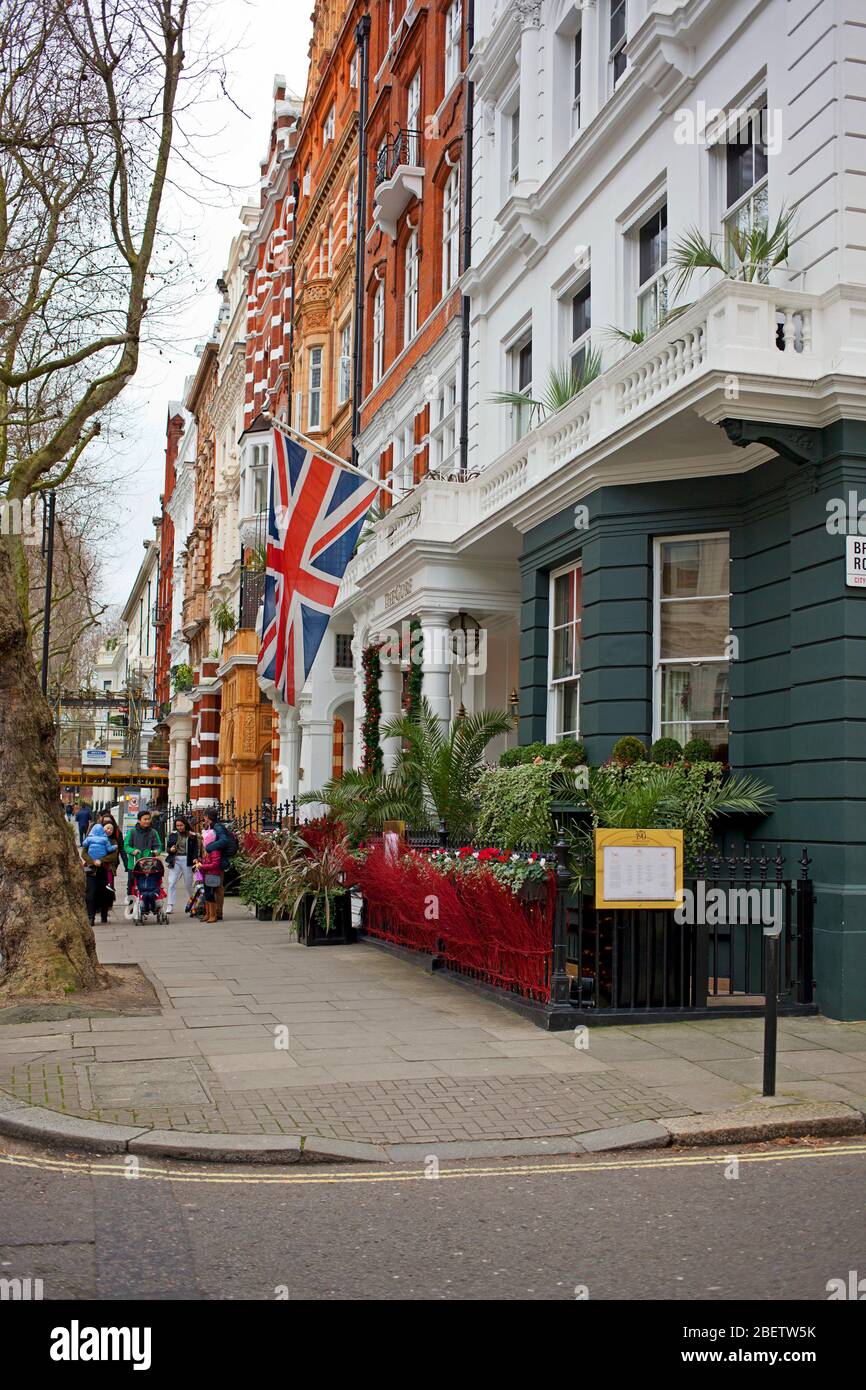 Apartments und Botschaften in Kensington, London Stockfoto