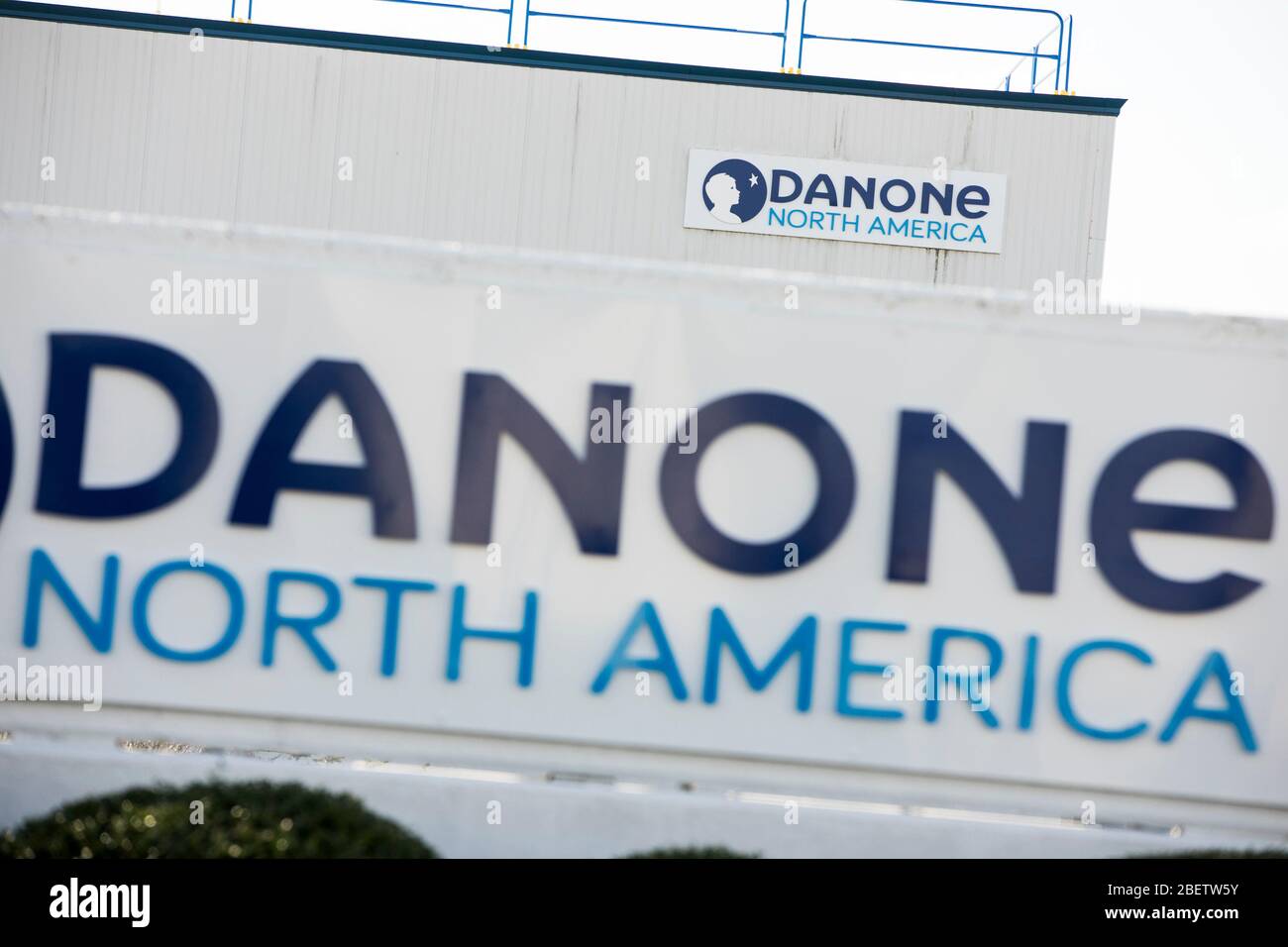 Ein Logo-Schild vor einer Einrichtung, die von Danone North America in Bridgeton, New Jersey am 11. April 2020 besetzt wurde. Stockfoto