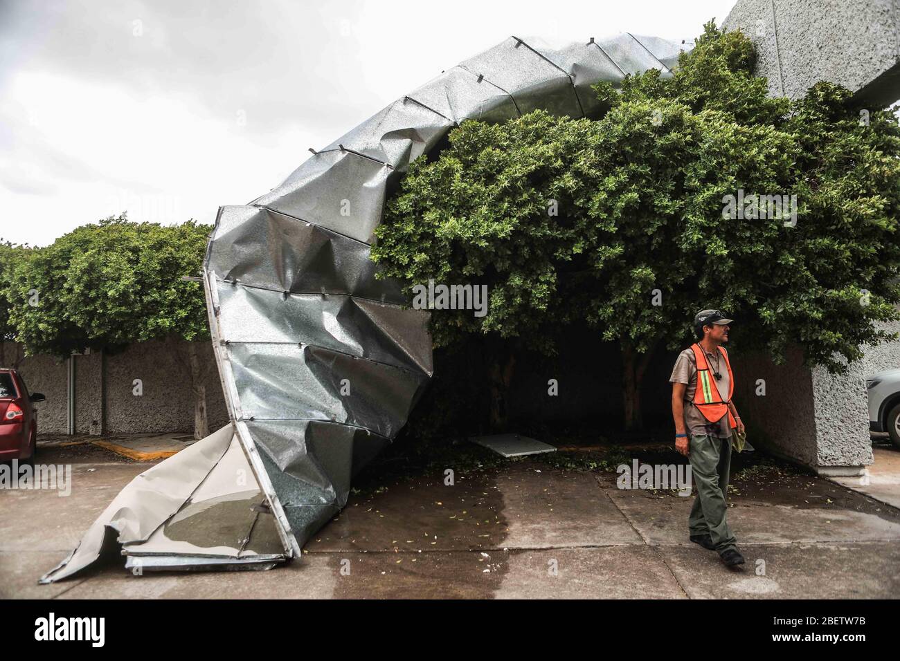 Debido a ráfagas de vientos que trajo el fenómeno Tropical Newton dejo diversos destrozos durante la noche y madrugada de hoy en la Capital de Sonora, como este espectacular ubicado en el banco Santander a la salida a bahía de Kino FotoLuisGutierrez/NortePhoto Stockfoto