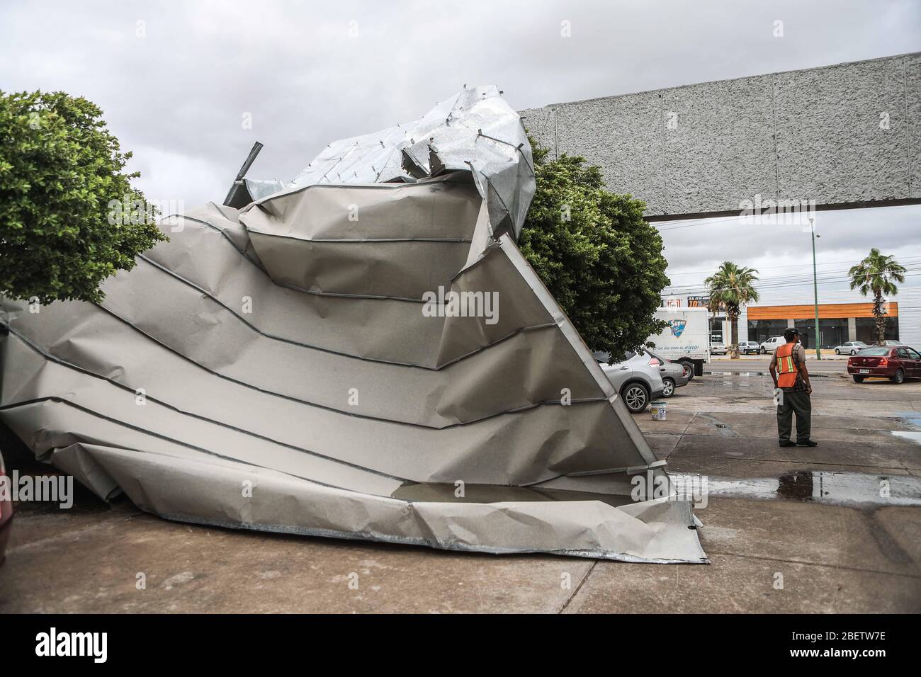 Debido a ráfagas de vientos que trajo el fenómeno Tropical Newton dejo diversos destrozos durante la noche y madrugada de hoy en la Capital de Sonora, como este espectacular ubicado en el banco Santander a la salida a bahía de Kino FotoLuisGutierrez/NortePhoto Stockfoto