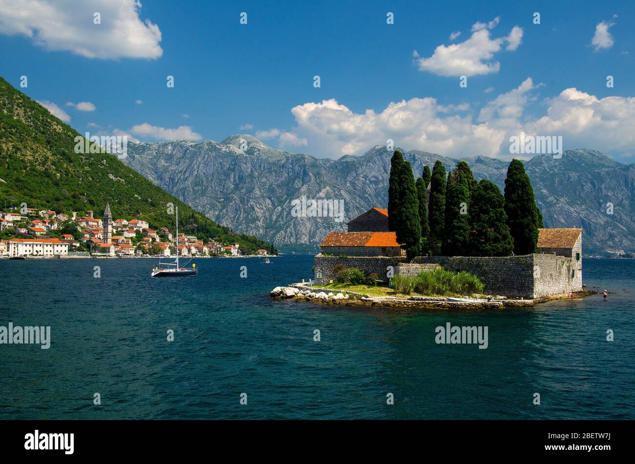 Benediktinerkloster und Kirche St. Georg auf der Insel St. Georg Ostrvo Sveti Dorde in Boka Kotor Bucht in der Nähe von Perast Stadt vor den Bergen Range A Stockfoto