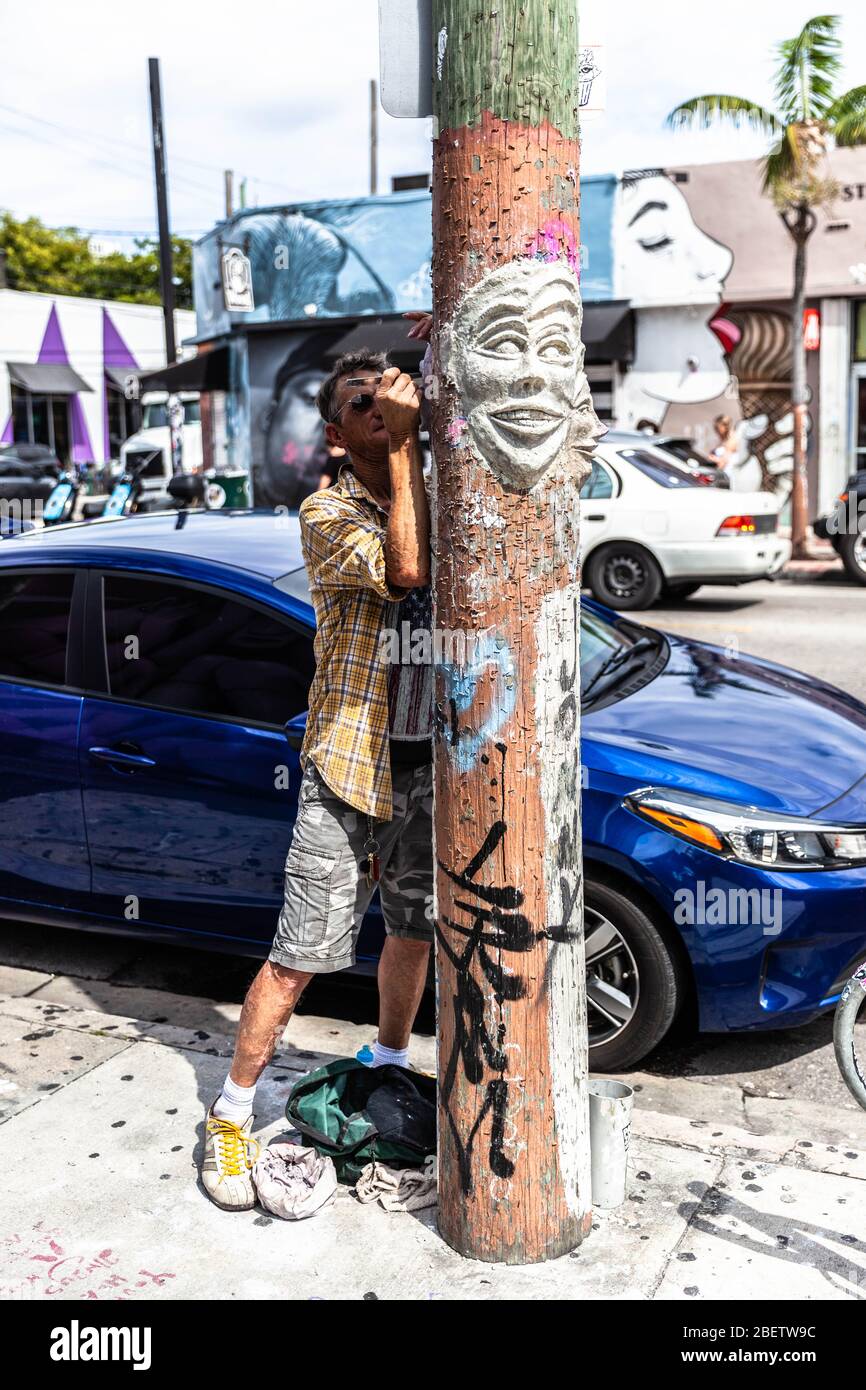 Ein Straßenkünstler bei der Arbeit, The Wynwood Art District, Miami, Florida, USA. Stockfoto