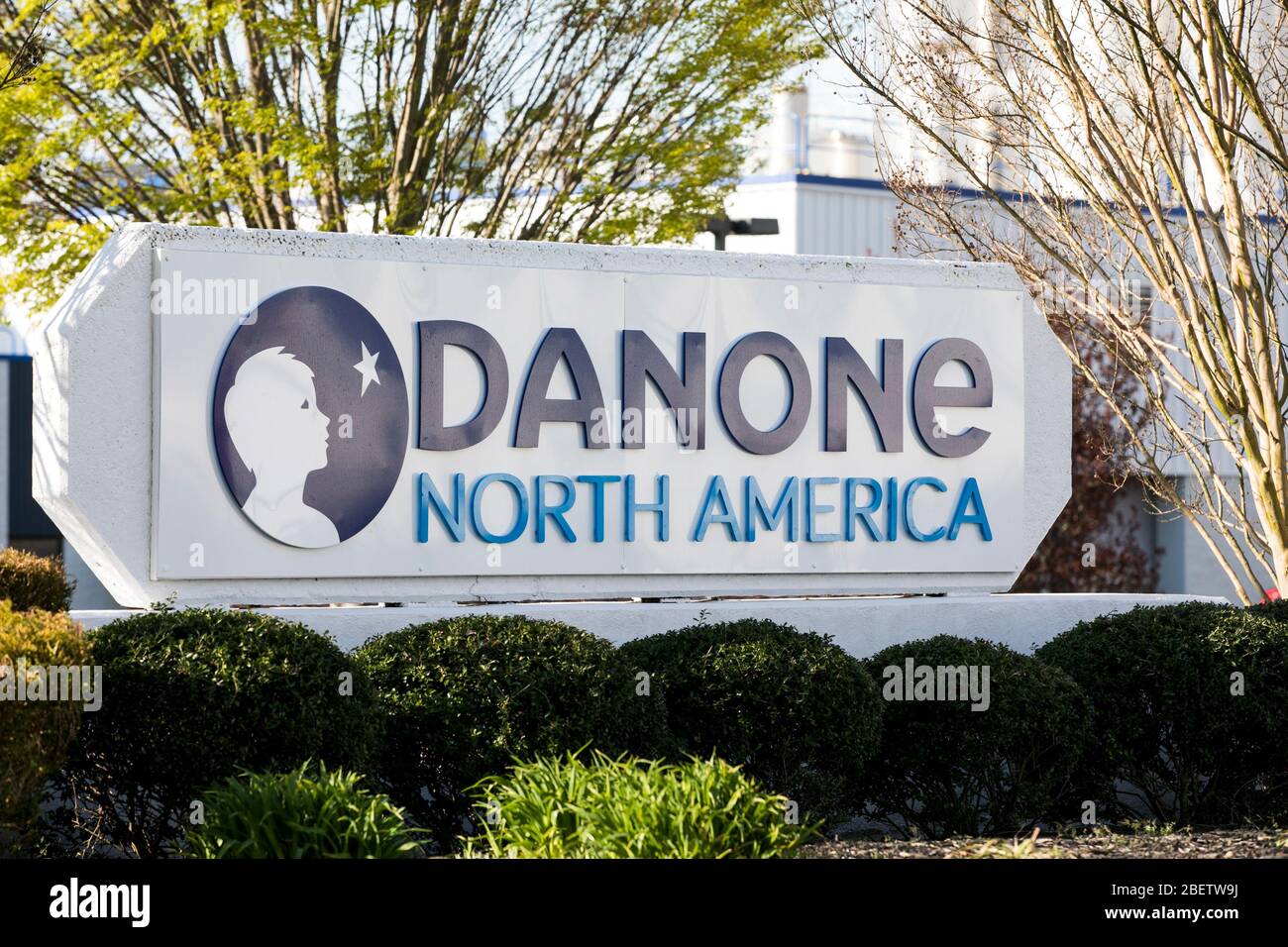 Ein Logo-Schild vor einer Einrichtung, die von Danone North America in Bridgeton, New Jersey am 11. April 2020 besetzt wurde. Stockfoto